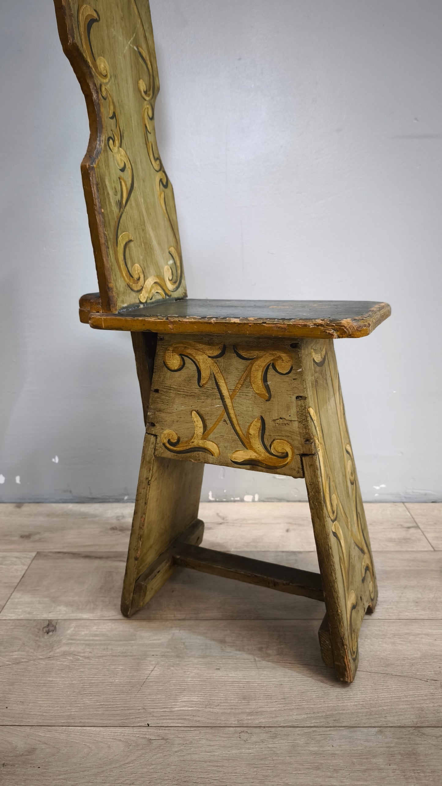 90482 Antica sedia in legno dipinta