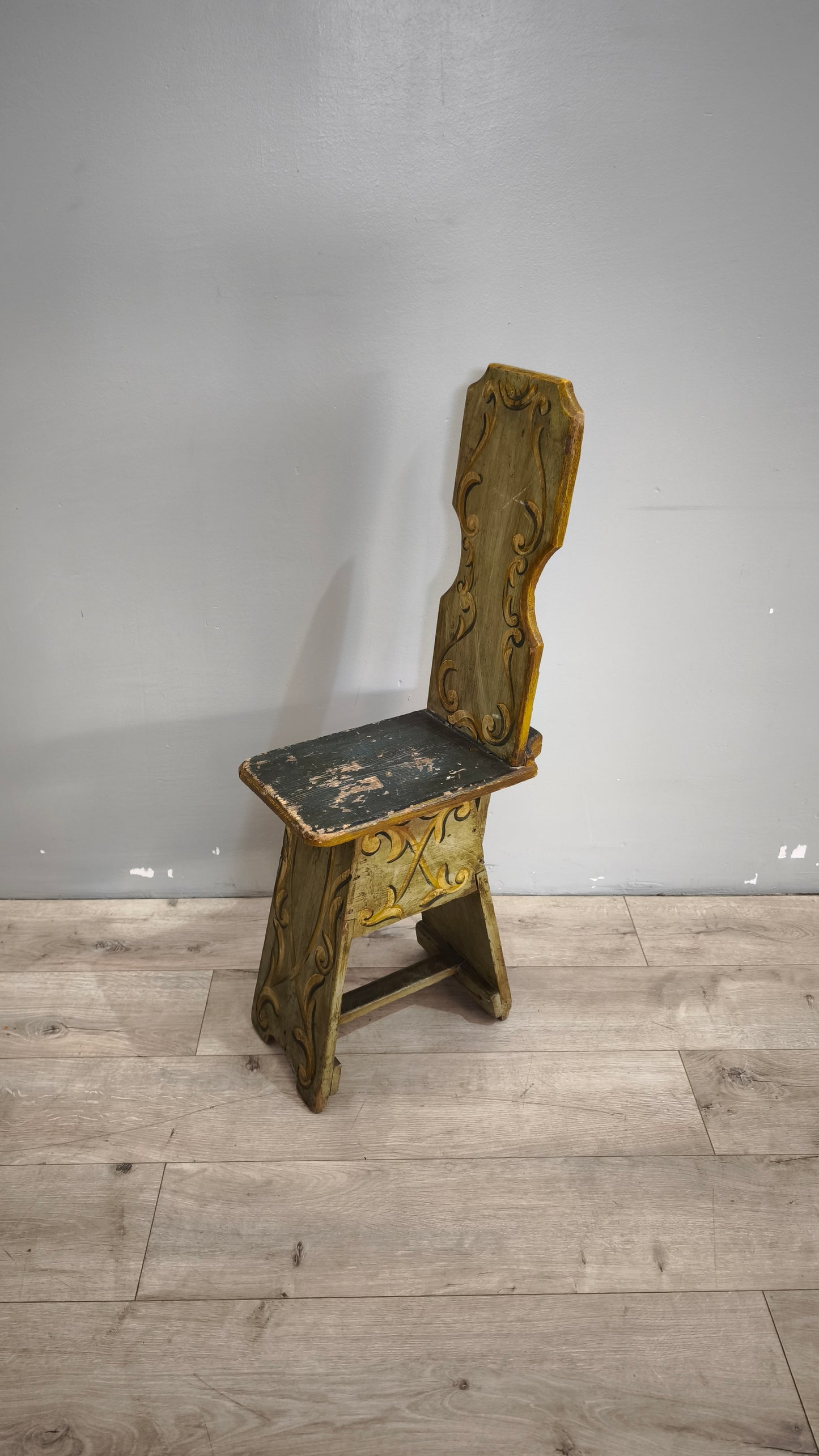 90482 Antica sedia in legno dipinta