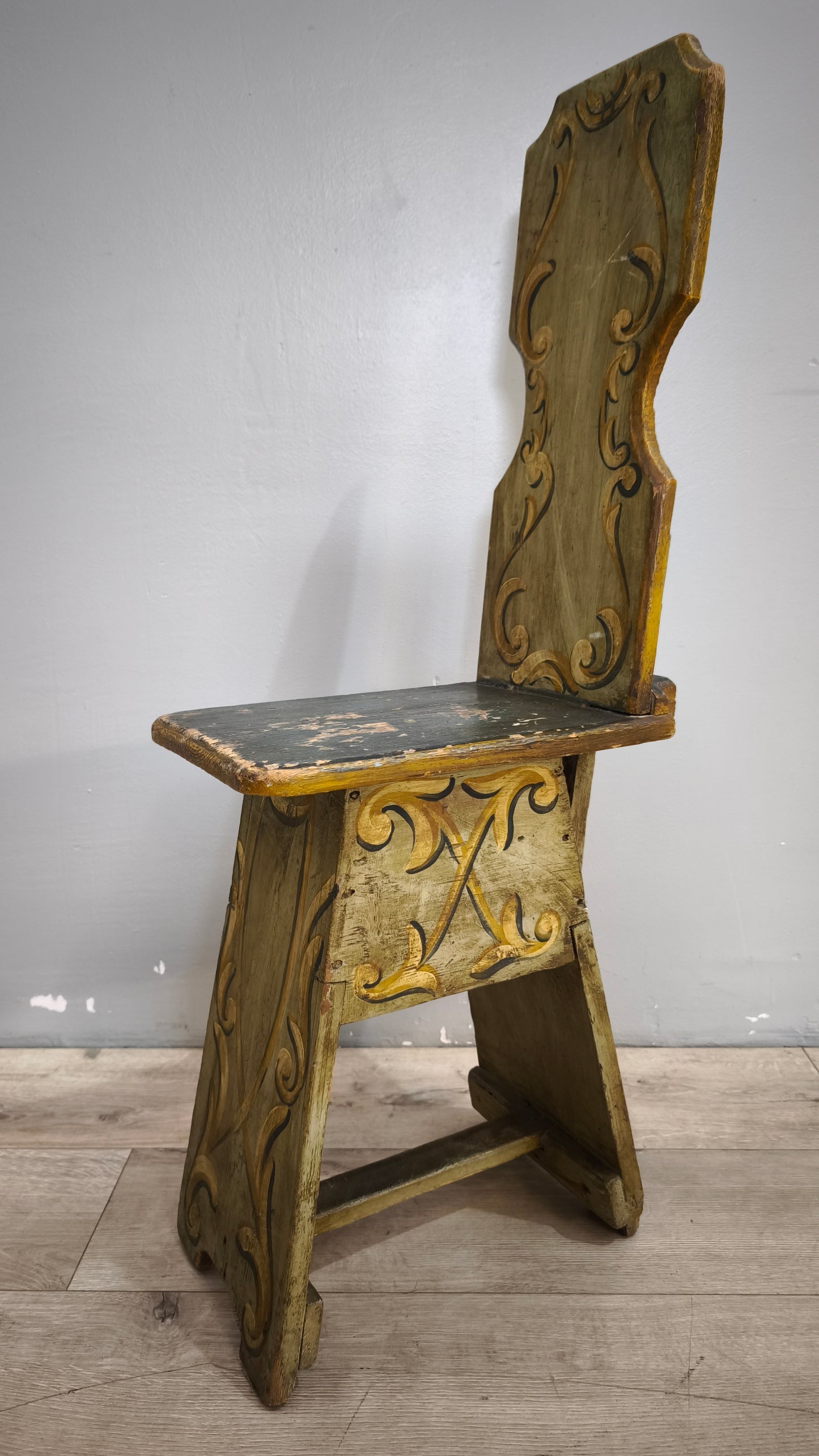 90482 Antica sedia in legno dipinta