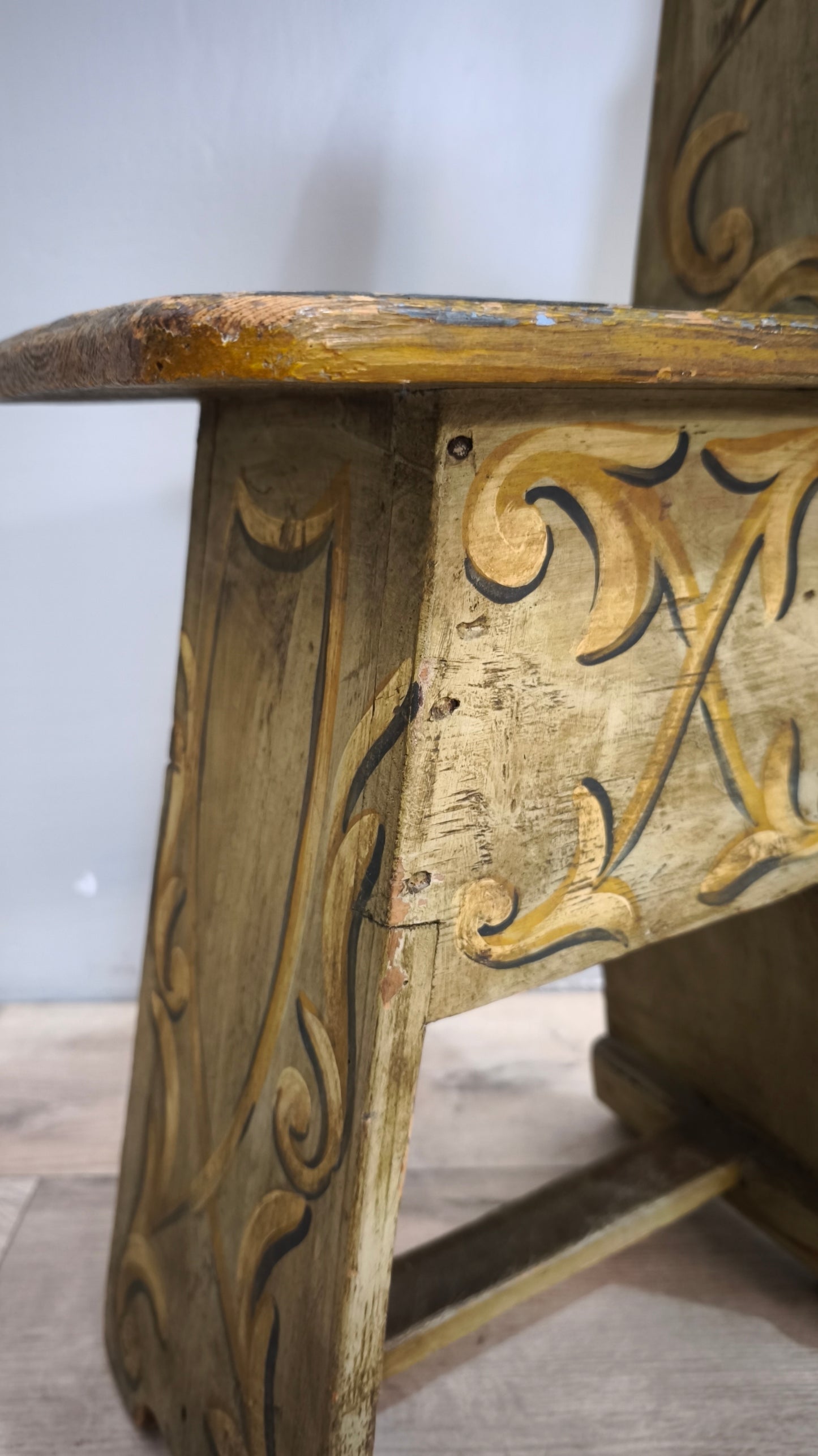 90482 Antica sedia in legno dipinta