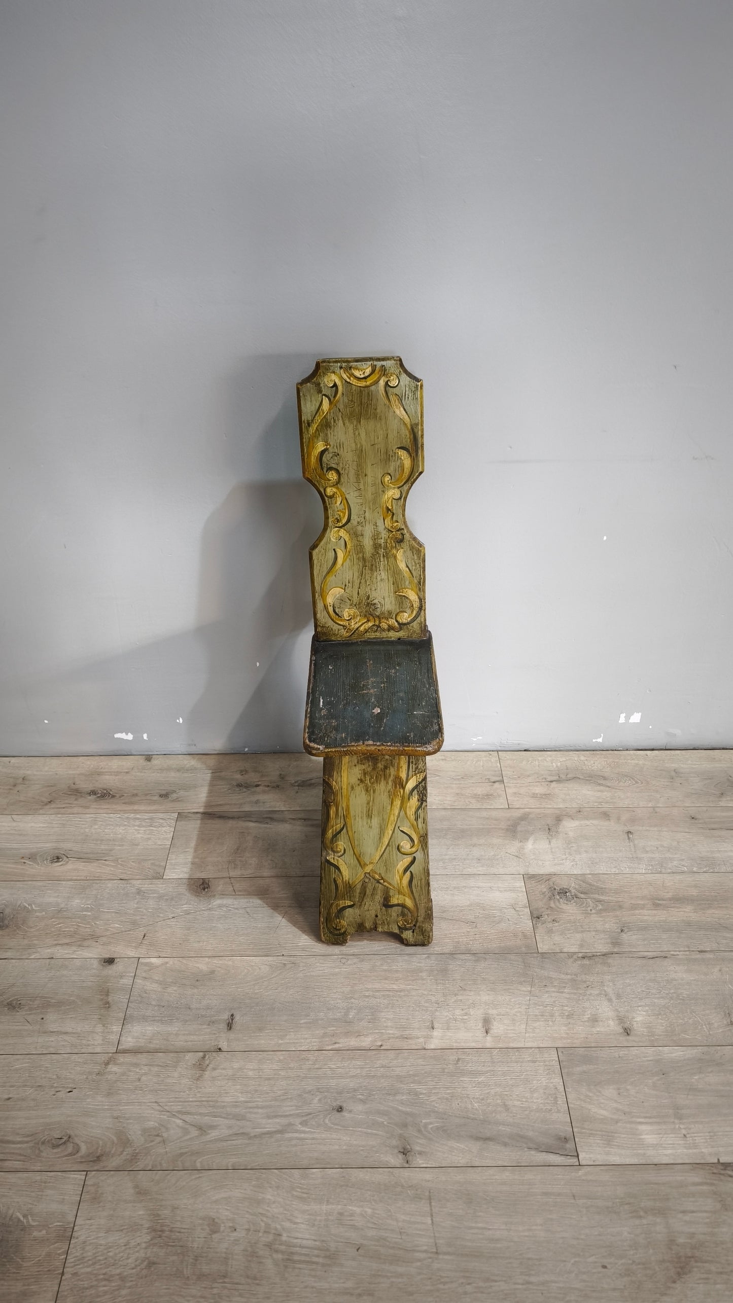 90482 Antica sedia in legno dipinta