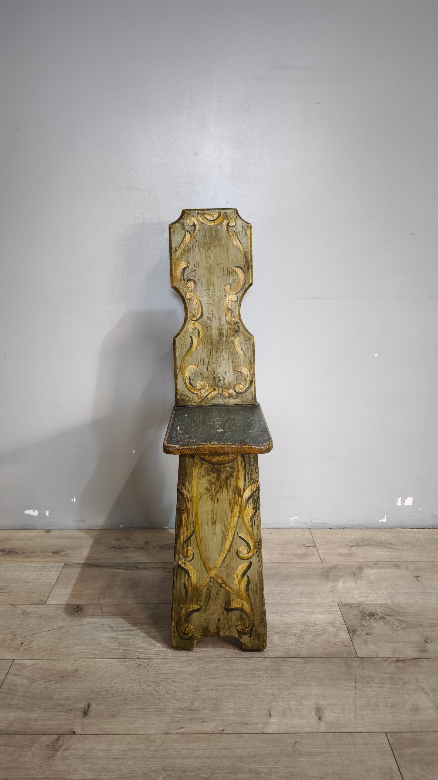 90482 Antica sedia in legno dipinta