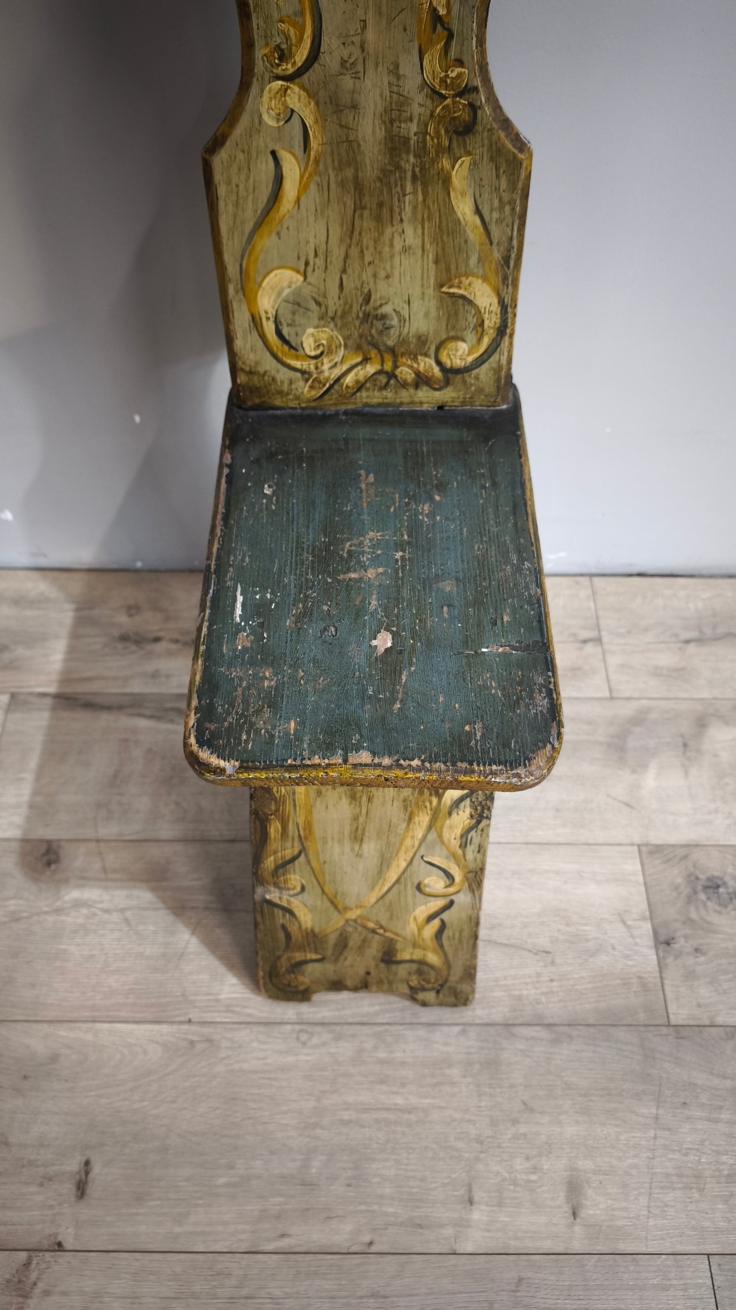 90482 Antica sedia in legno dipinta