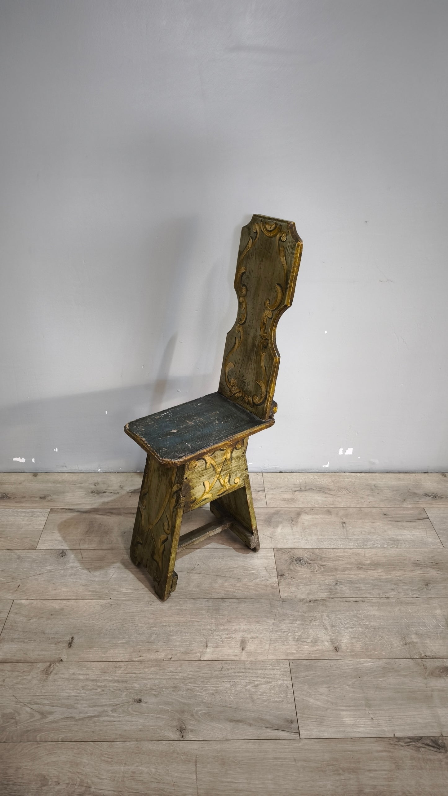 90482 Antica sedia in legno dipinta