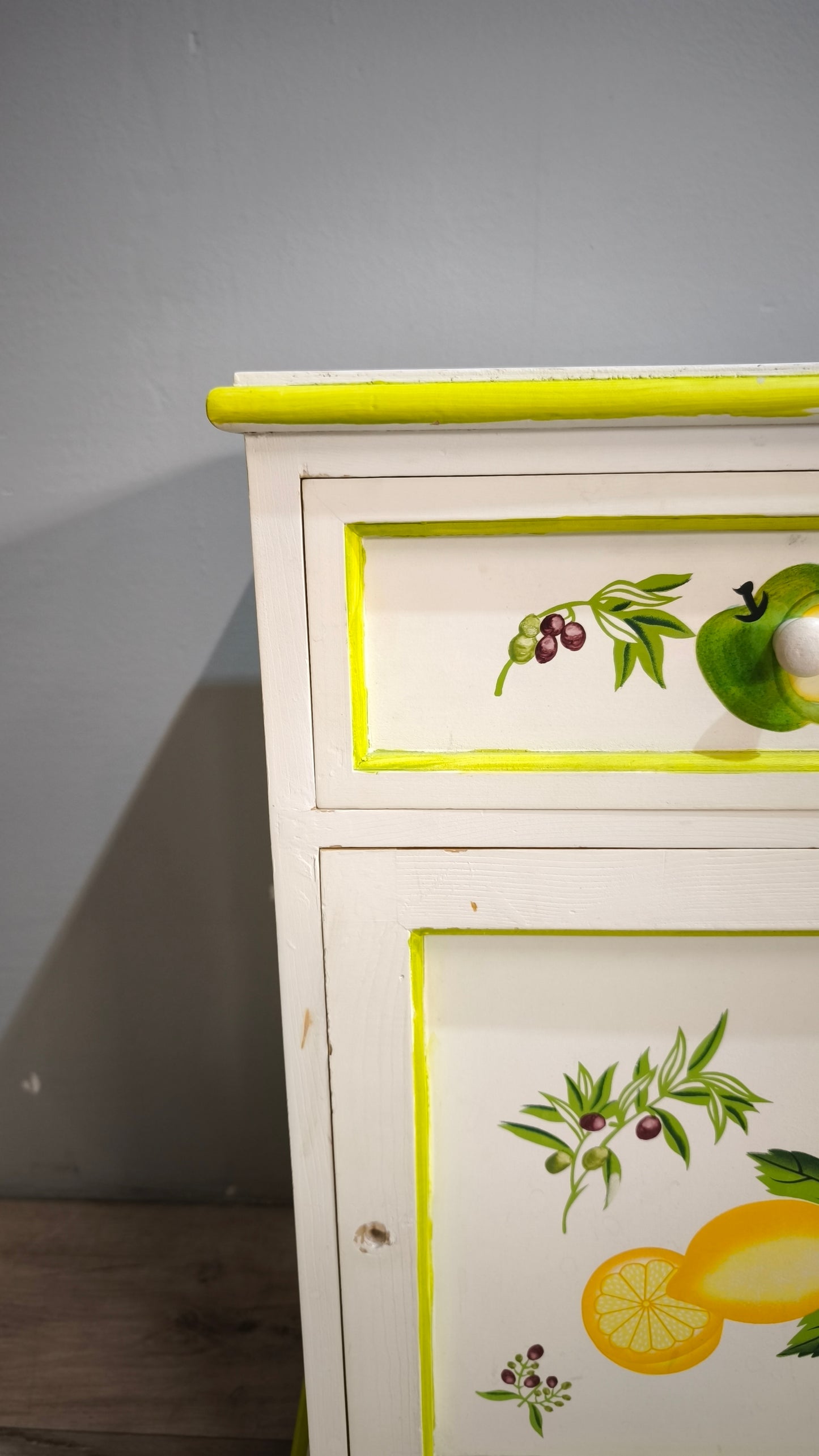 90488 Mobile un cassetto e uno sportello con decorazione limoni