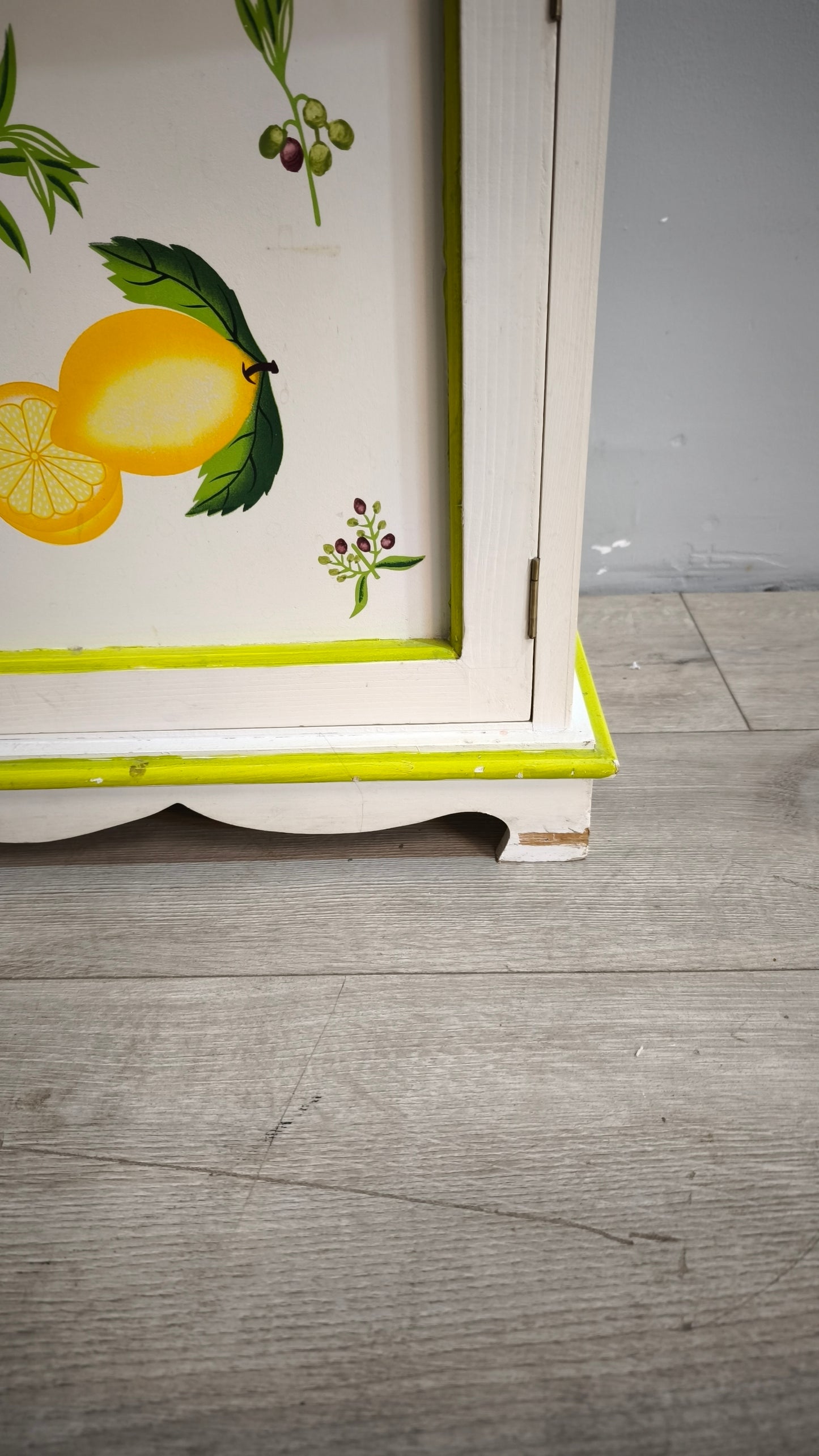 90488 Mobile un cassetto e uno sportello con decorazione limoni