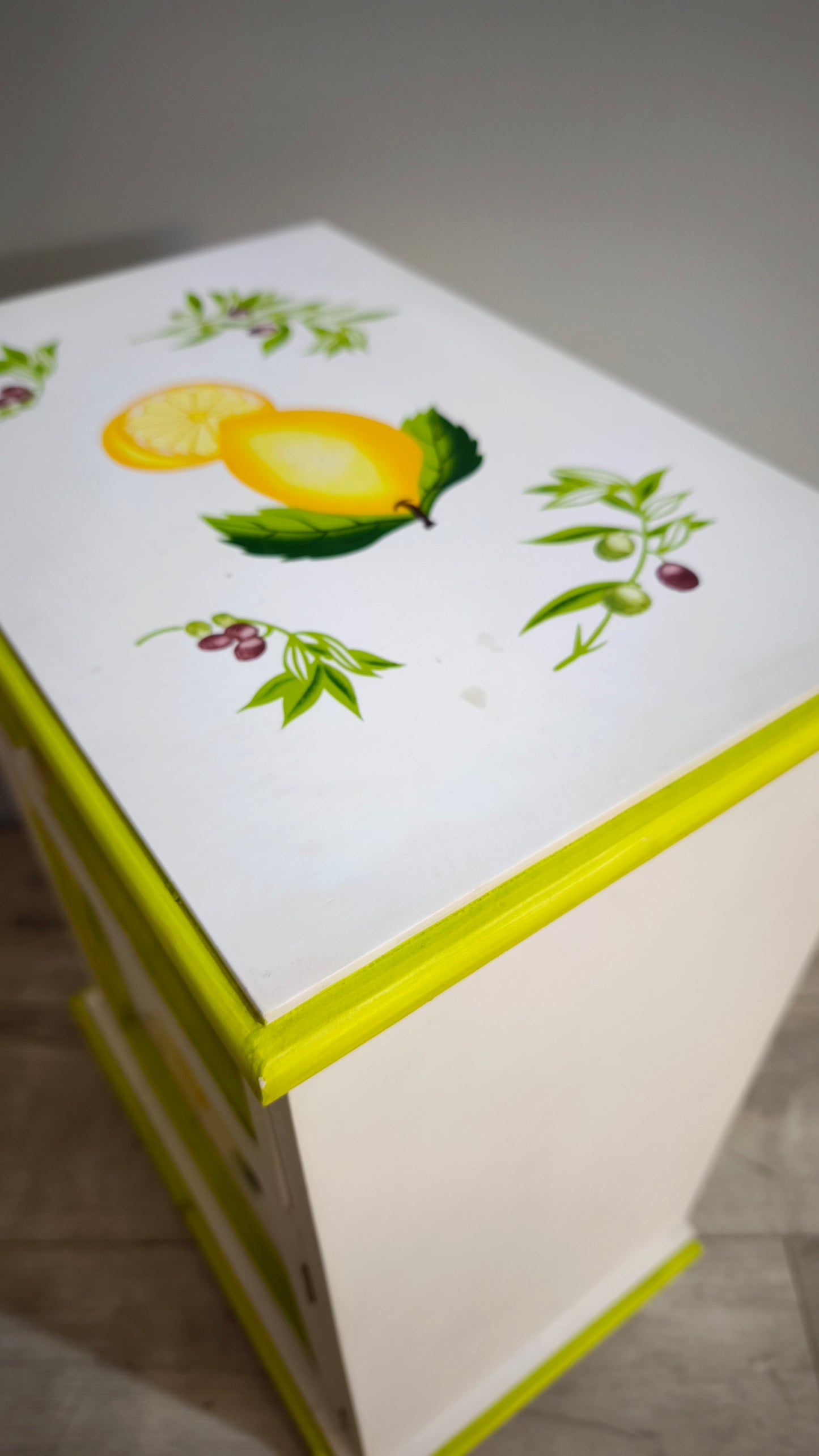90488 Mobile un cassetto e uno sportello con decorazione limoni