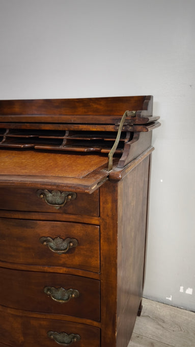 24 Scrittoio con cassettiera in legno
