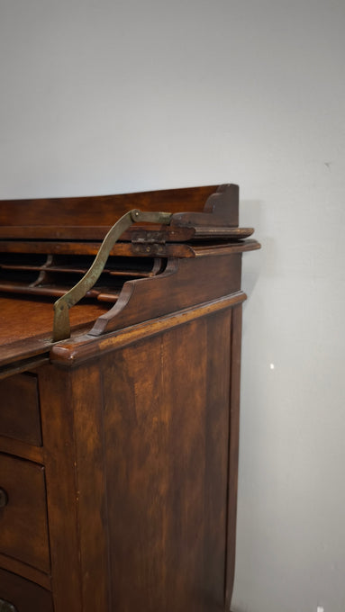 24 Scrittoio con cassettiera in legno