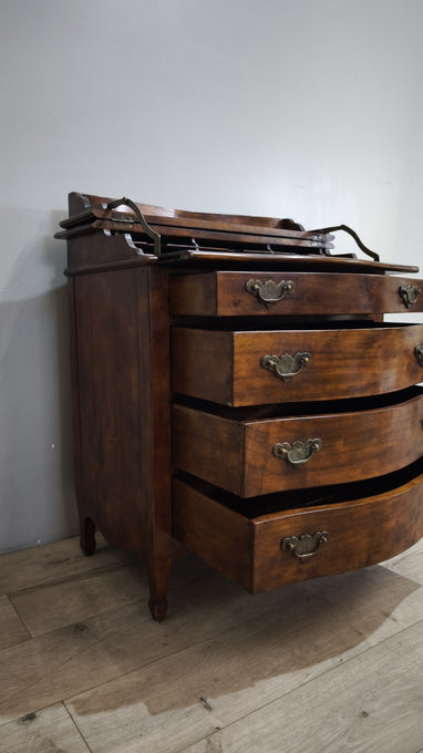 24 Scrittoio con cassettiera in legno