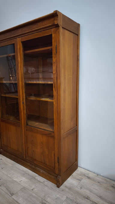 25 Vetrina in legno massello di rovere