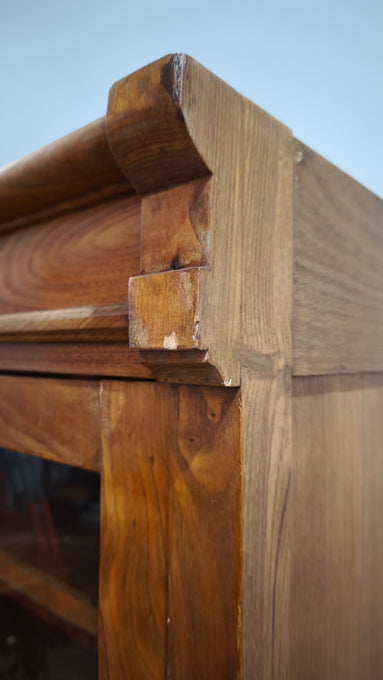 25 Vetrina in legno massello di rovere