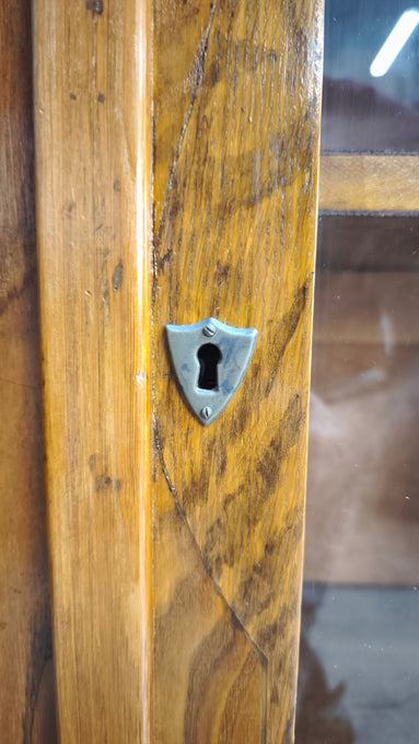 25 Vetrina in legno massello di rovere