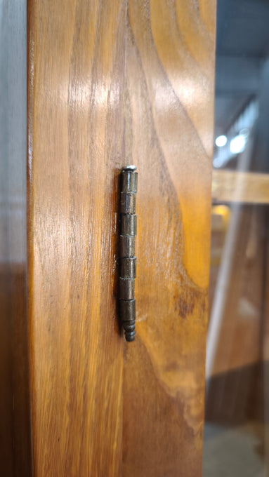 25 Vetrina in legno massello di rovere