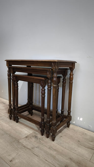 90518 Trittico di tavolini da salotto in legno