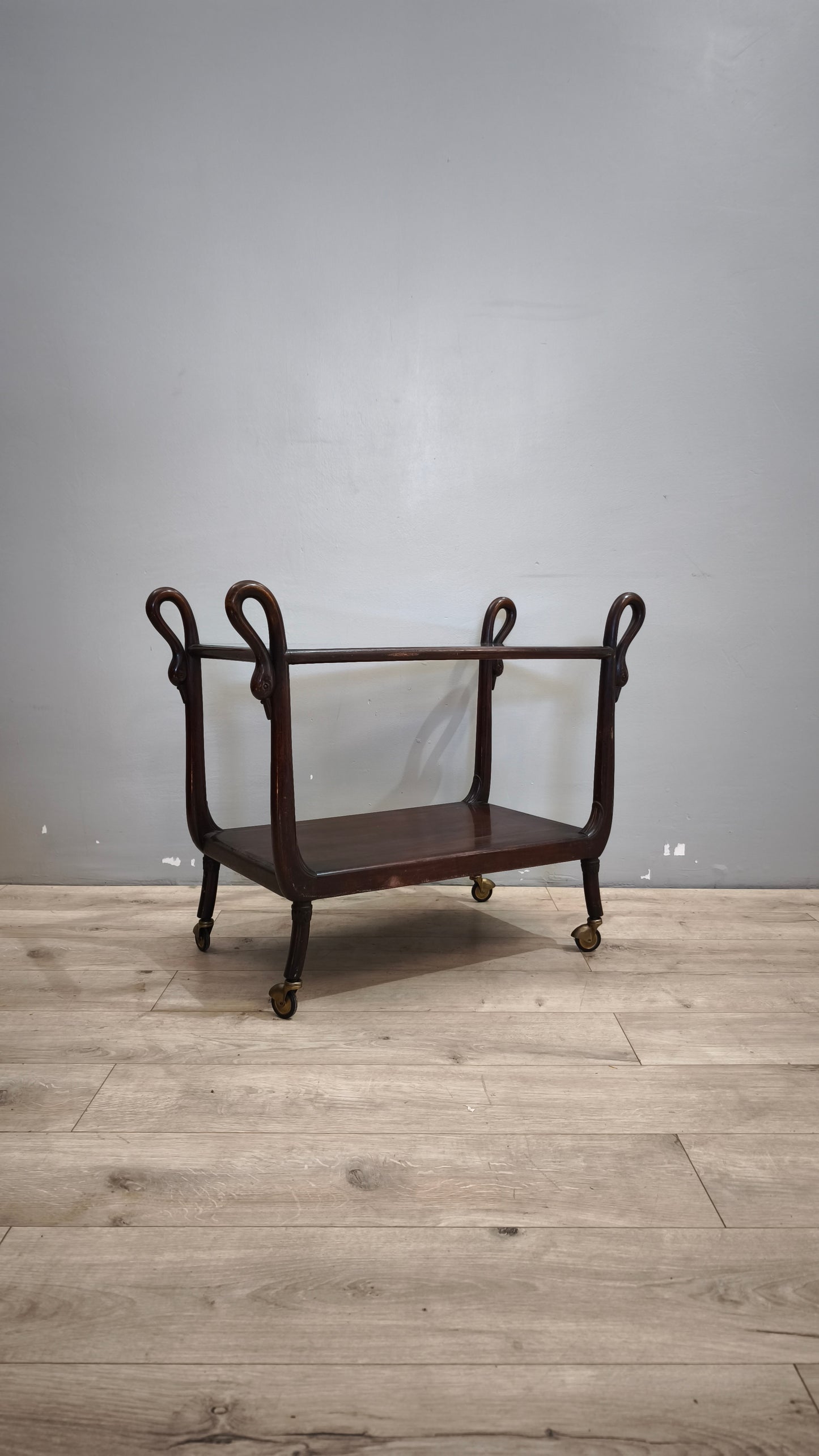 53 Carrello Art Déco con decorazione cigni