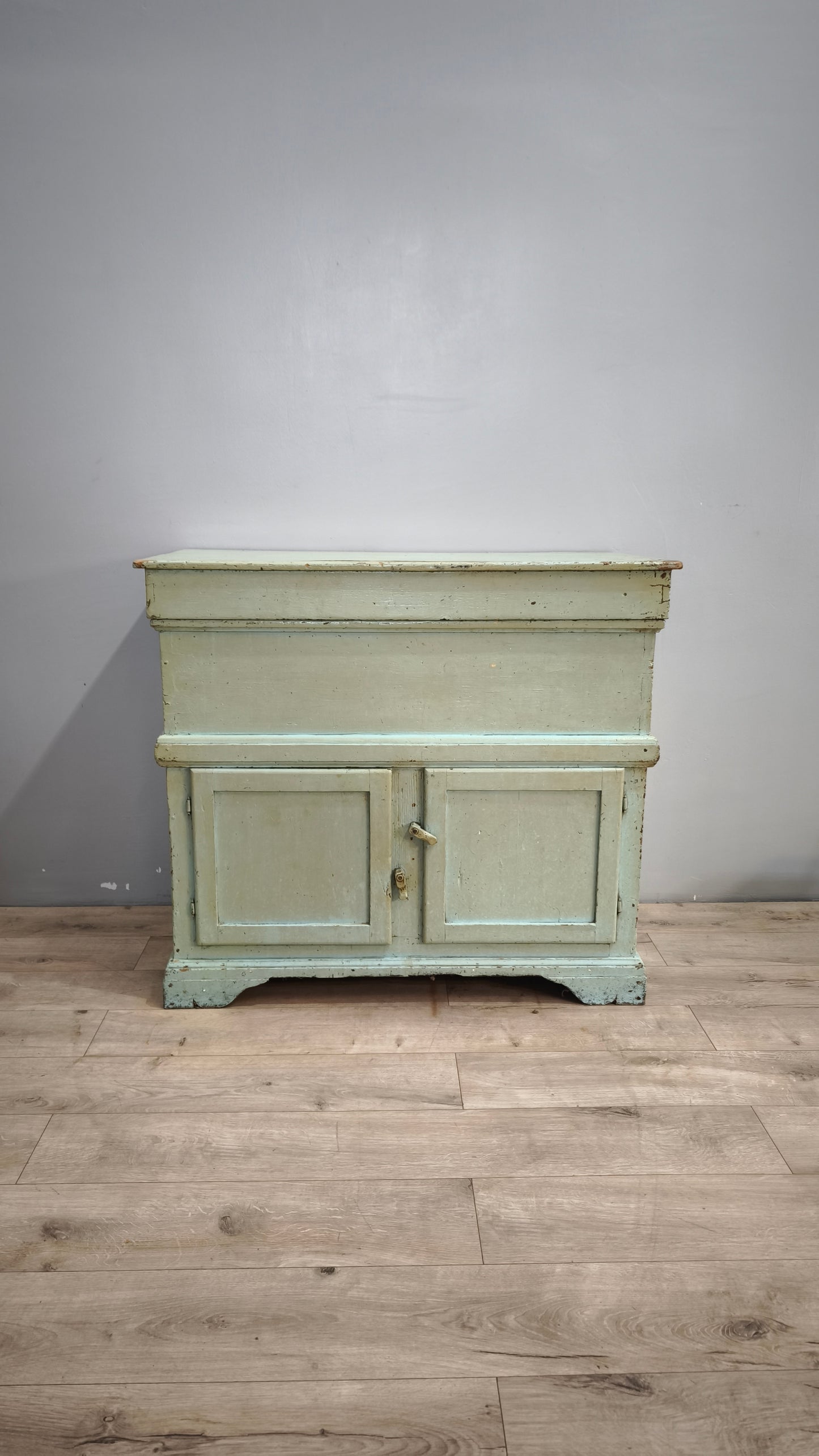 91725 Madia in legno dipinta verde chiaro