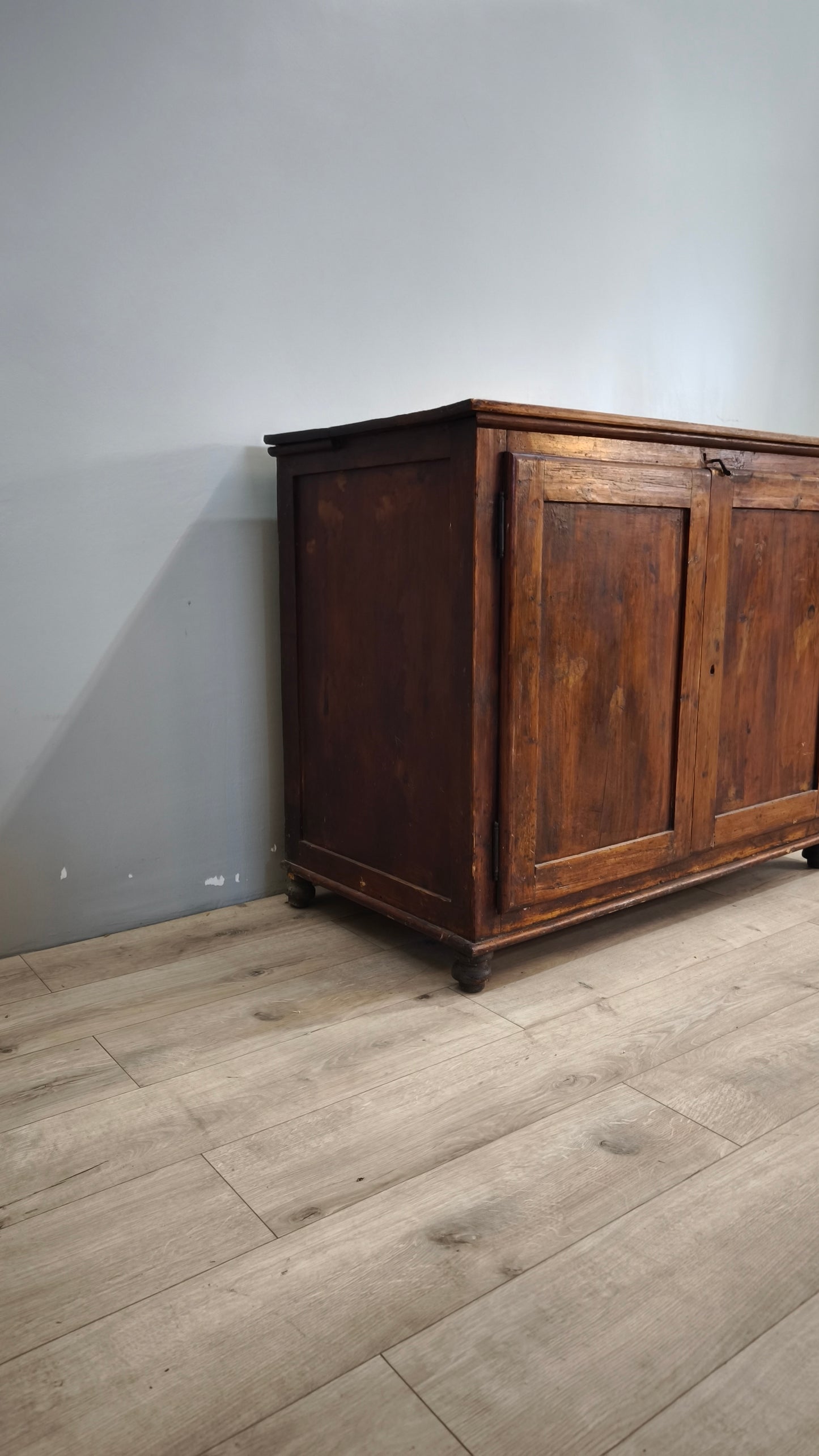 91726 Credenza madia in legno massello due sportelli