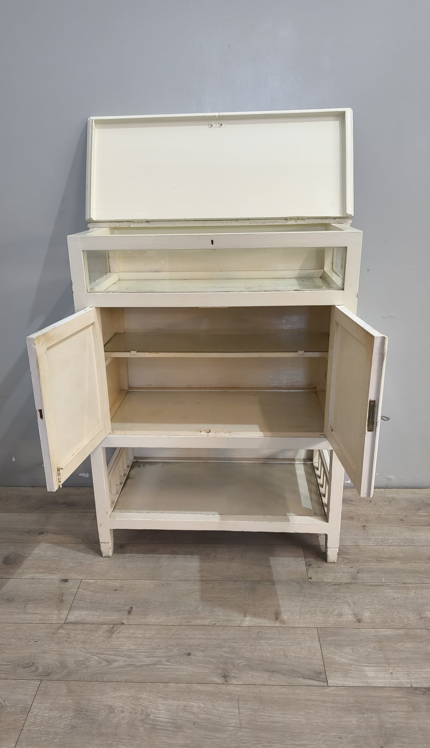 91736 Credenzina due sportelli con piano a ribalta e vetrina