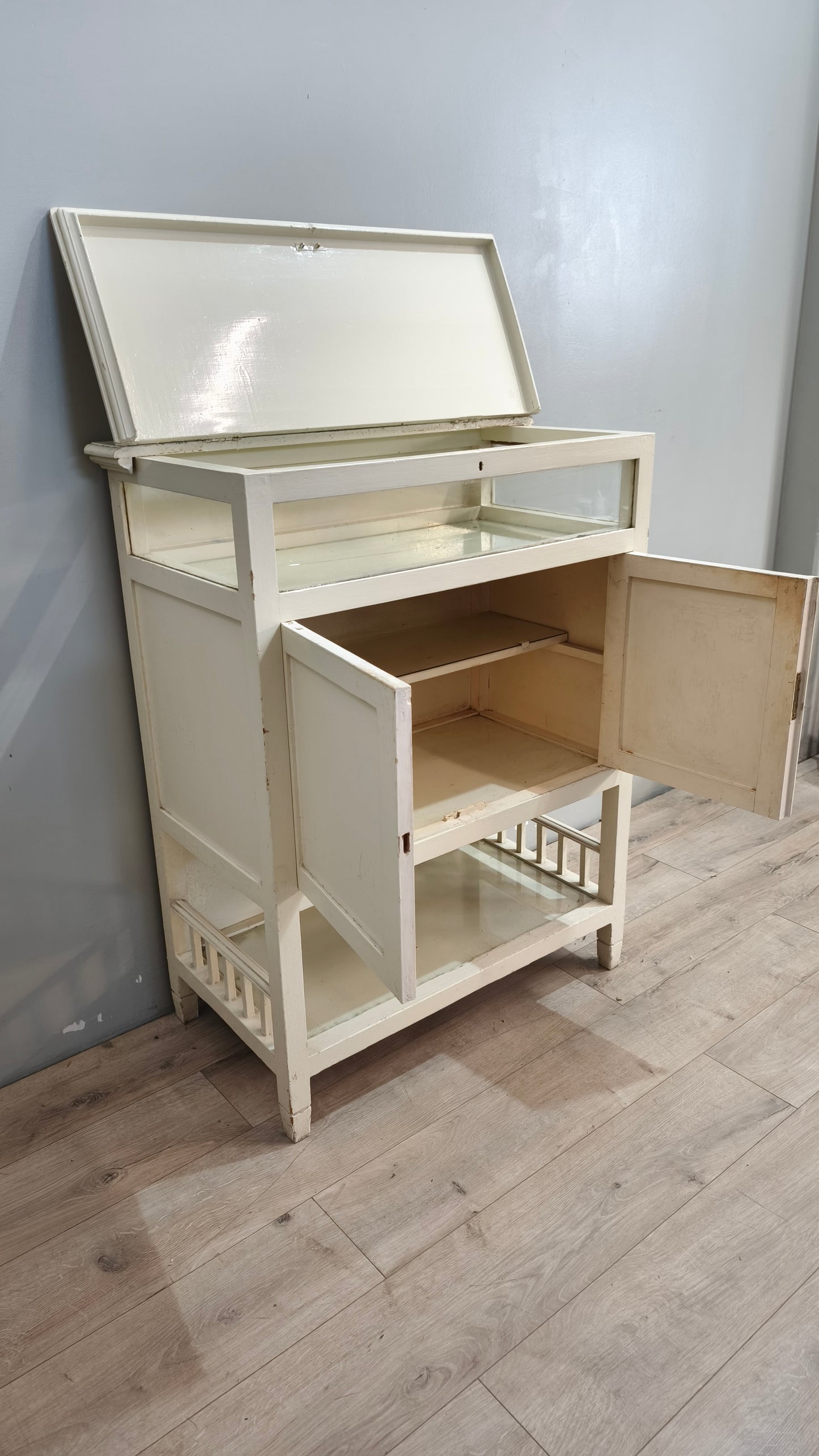 91736 Credenzina due sportelli con piano a ribalta e vetrina