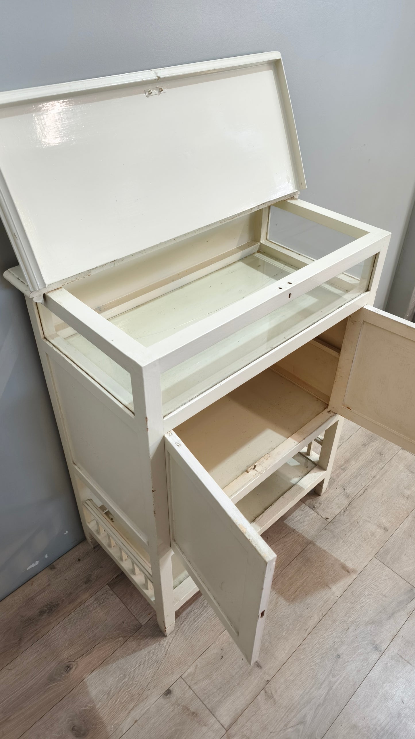 91736 Credenzina due sportelli con piano a ribalta e vetrina