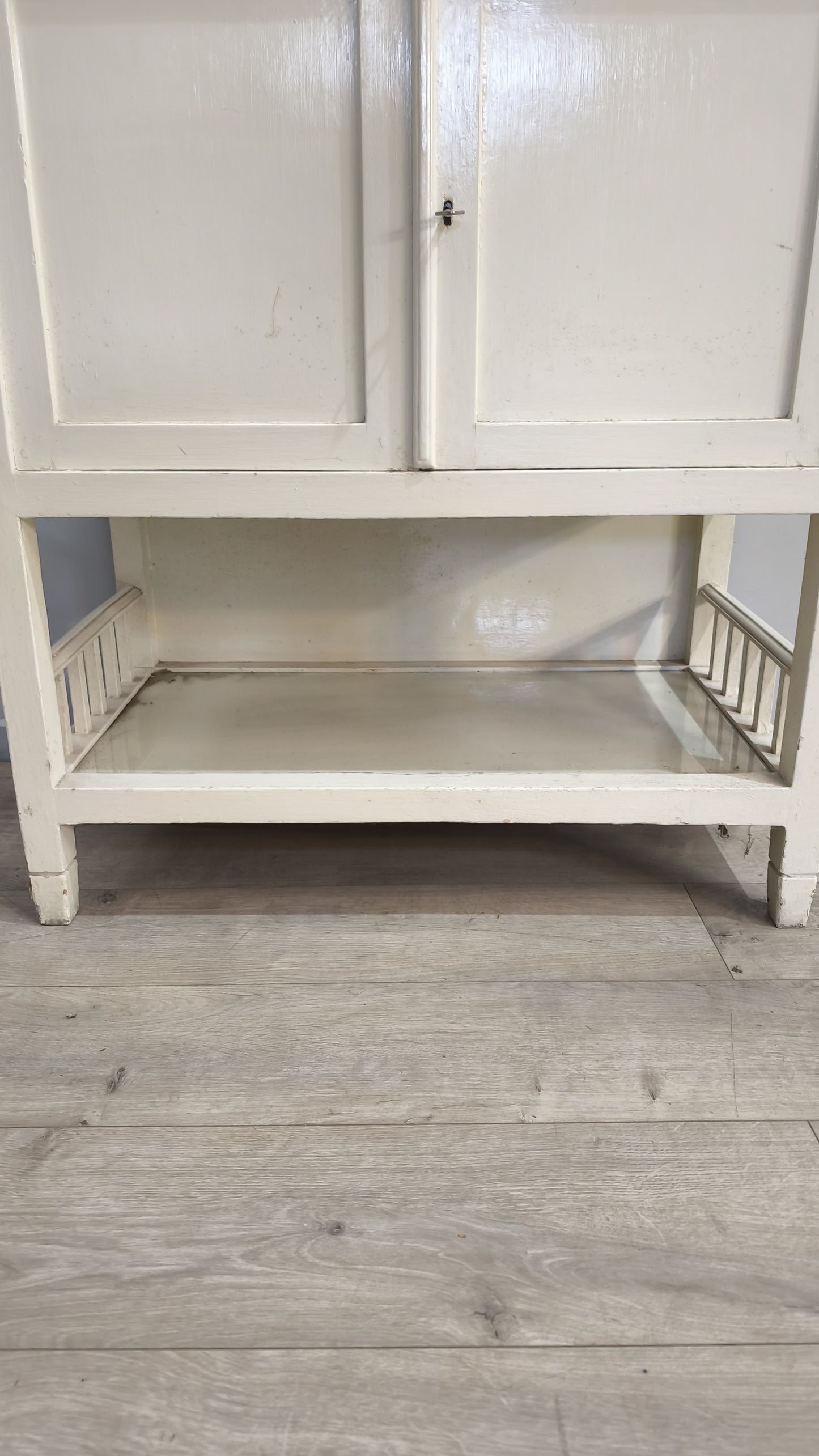 91736 Credenzina due sportelli con piano a ribalta e vetrina