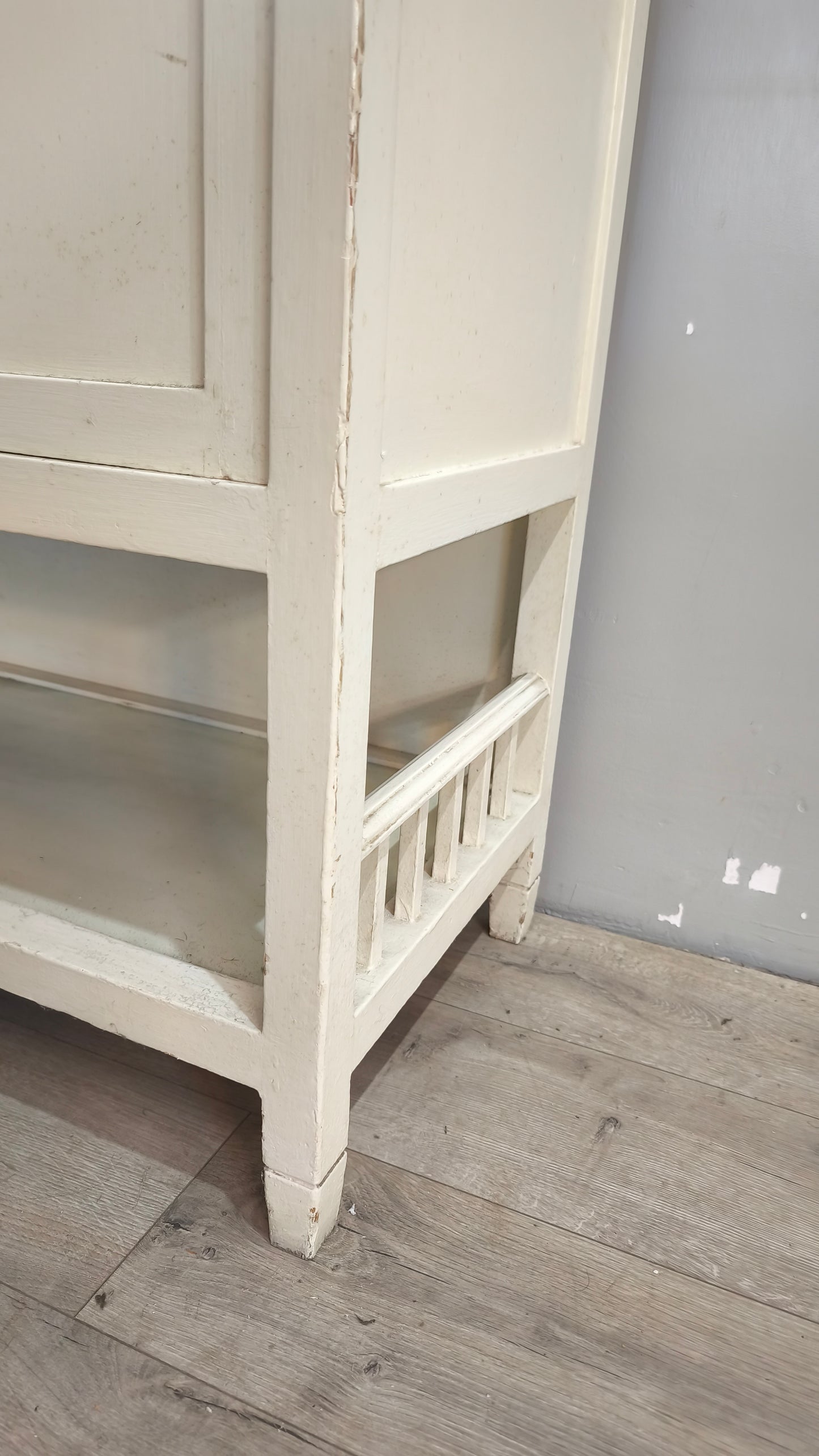 91736 Credenzina due sportelli con piano a ribalta e vetrina