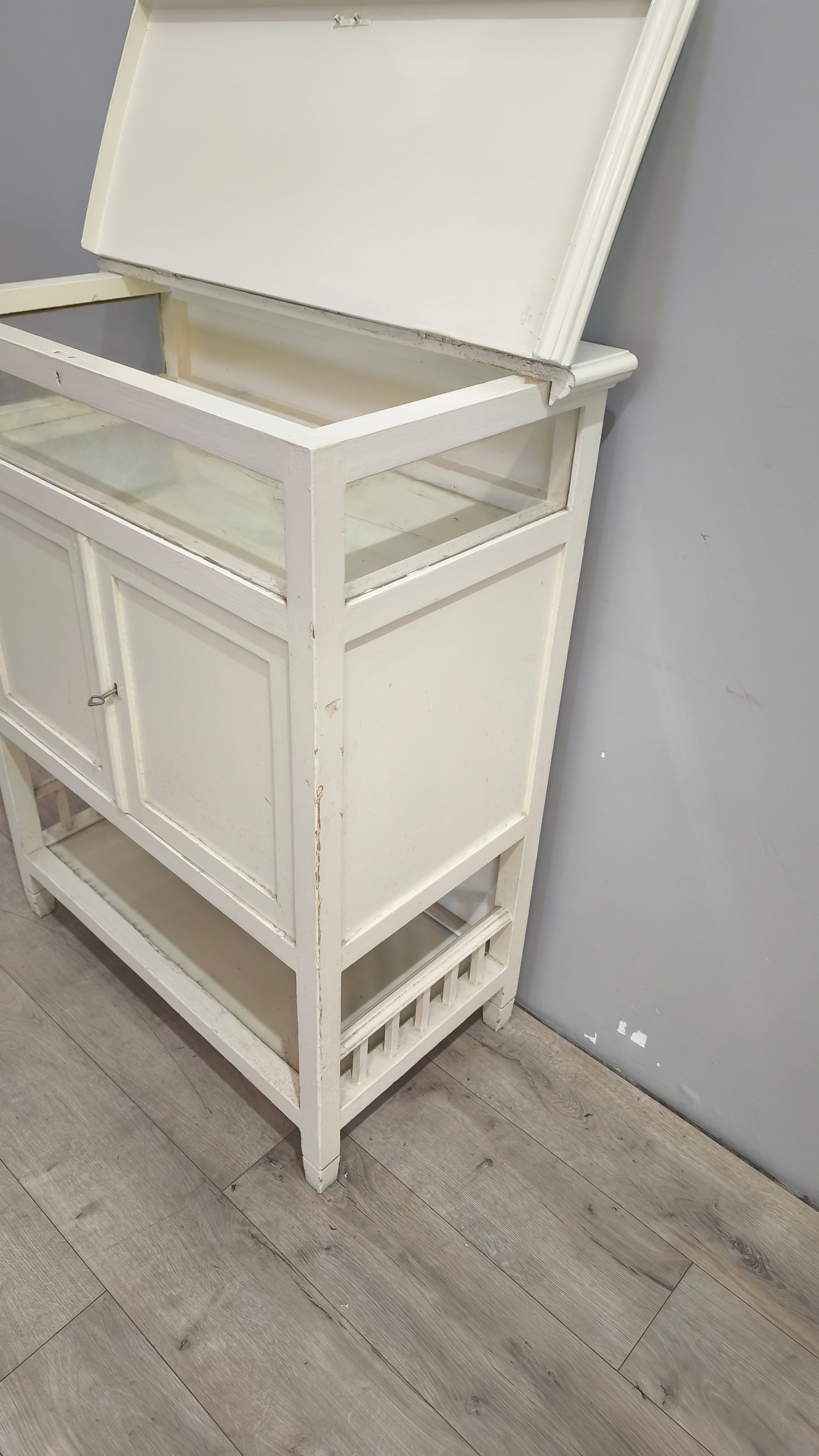 91736 Credenzina due sportelli con piano a ribalta e vetrina