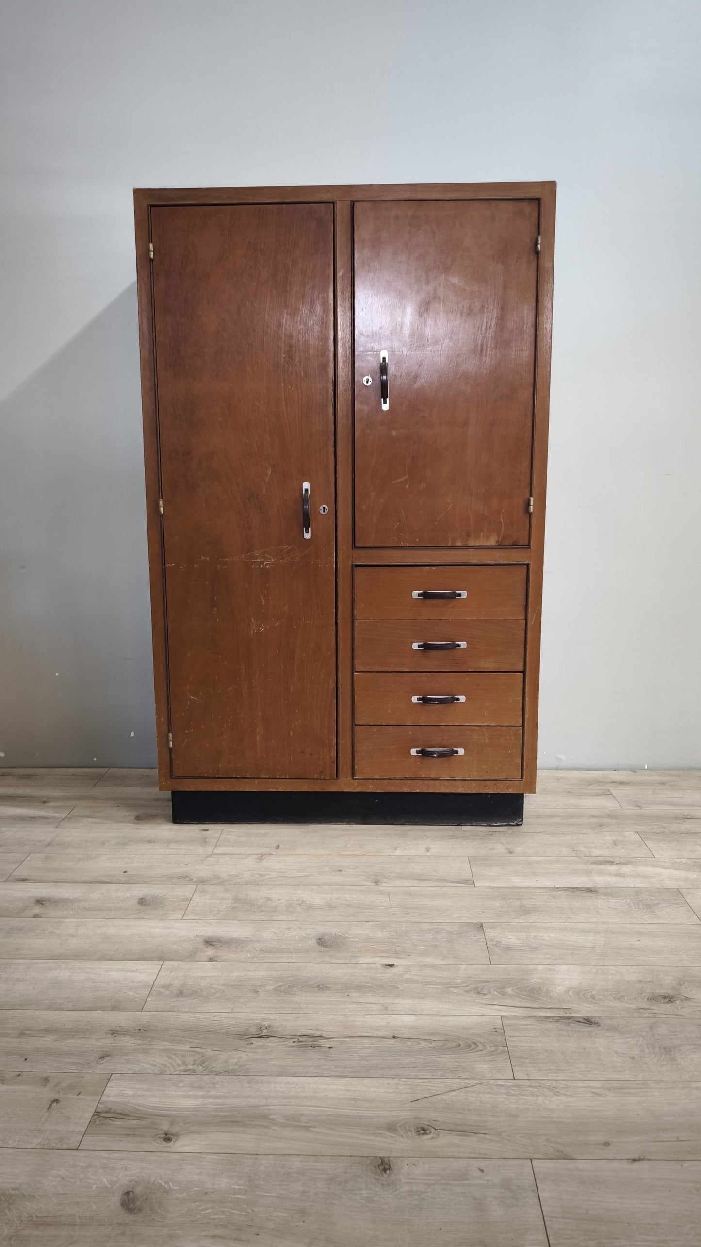 91729 Armadio due ante e quattro cassetti in legno
