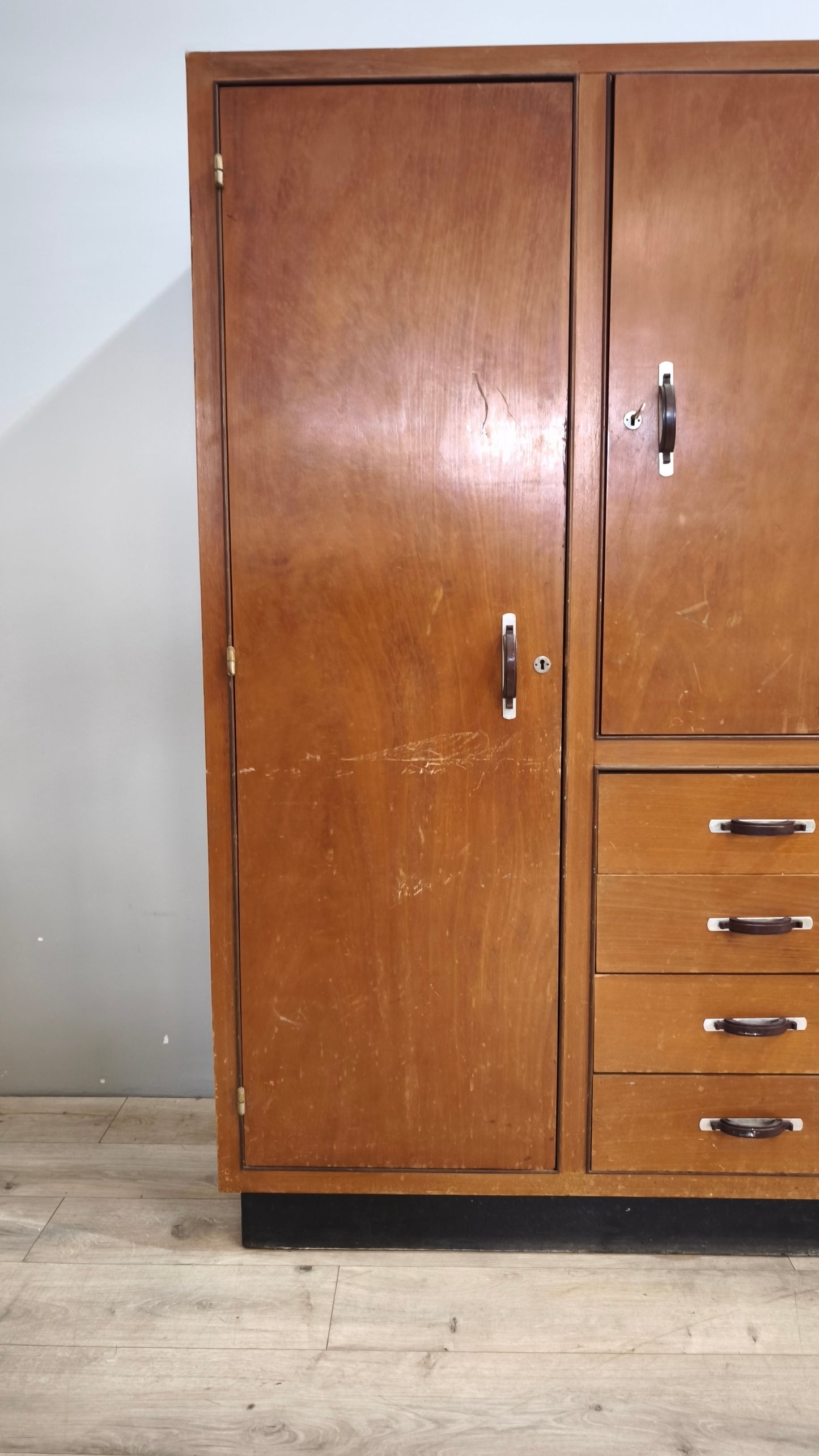 91729 Armadio due ante e quattro cassetti in legno