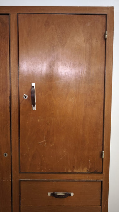 72 Armadio due ante e quattro cassetti in legno