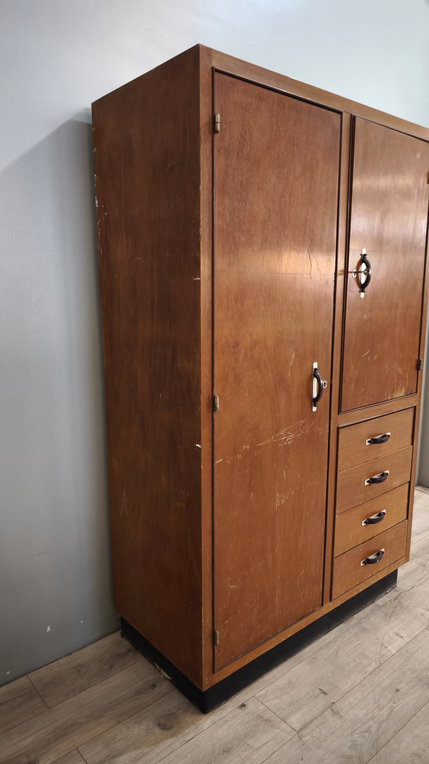 91729 Armadio due ante e quattro cassetti in legno
