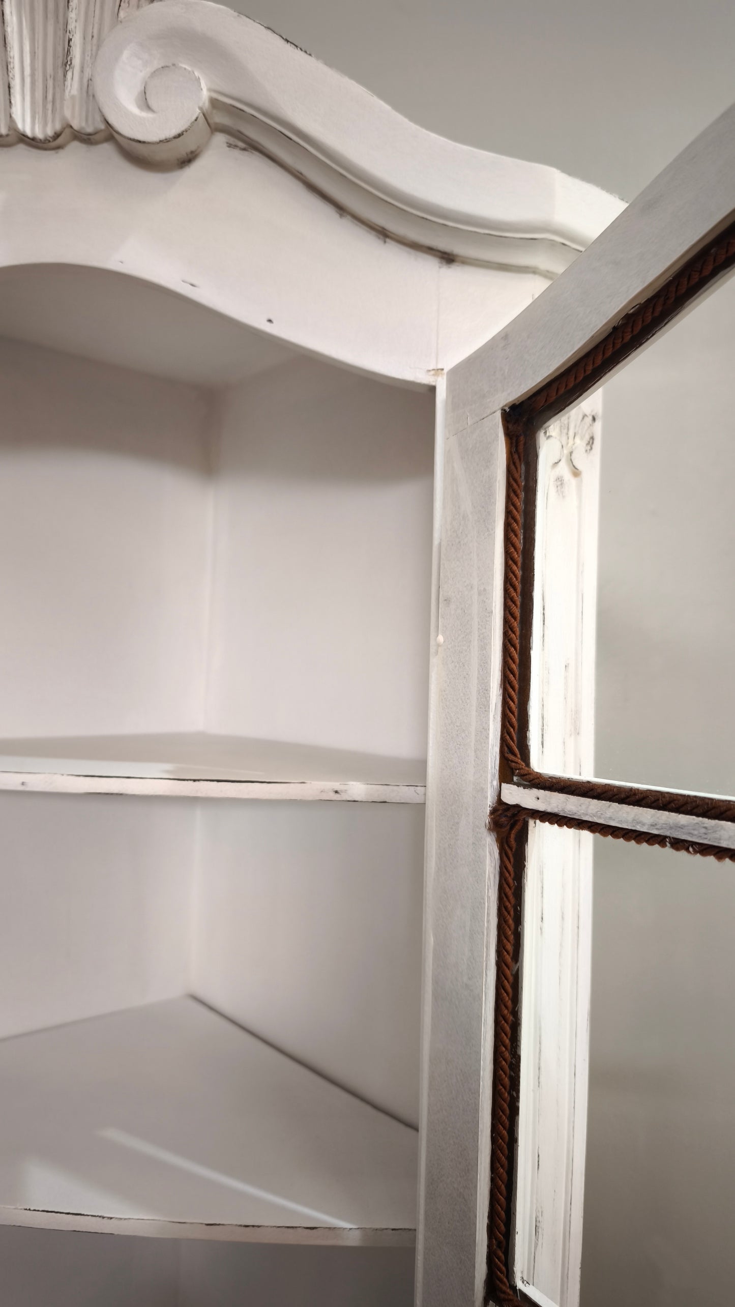 167 Angoliera in legno dipinta bianca