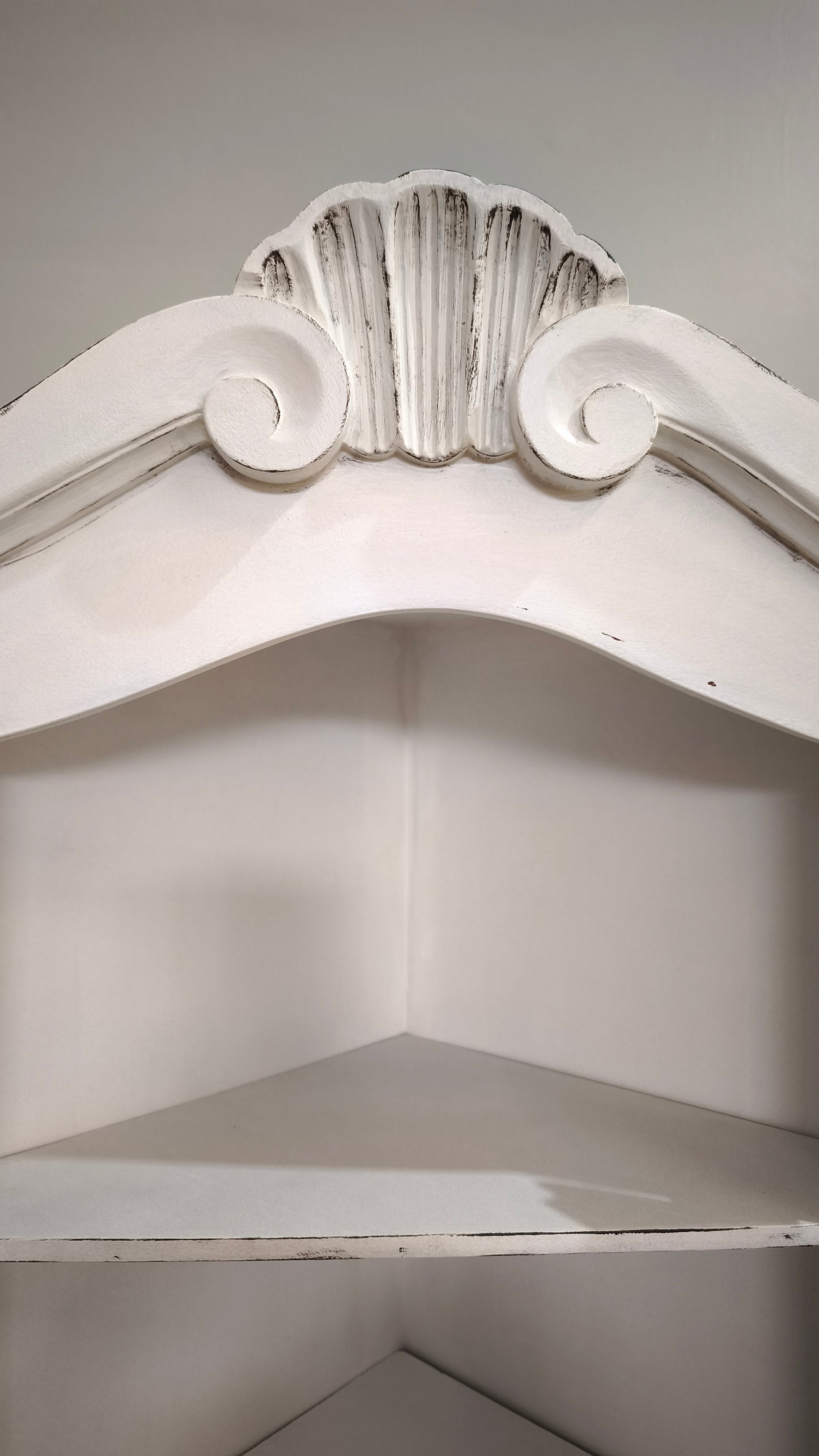 167 Angoliera in legno dipinta bianca