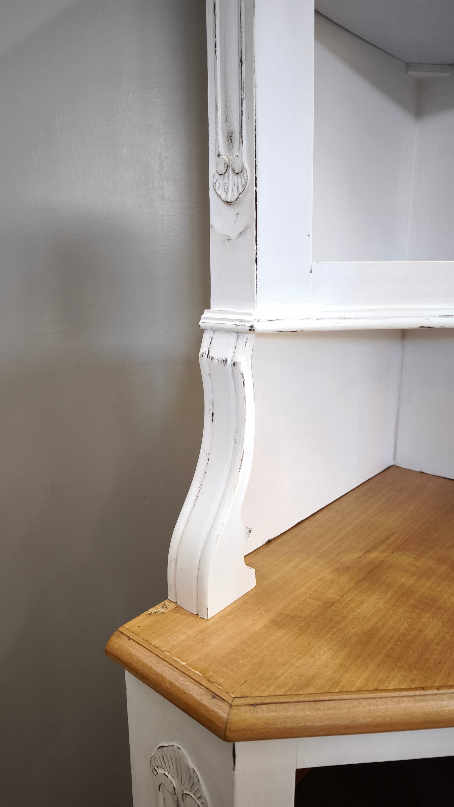 167 Angoliera in legno dipinta bianca