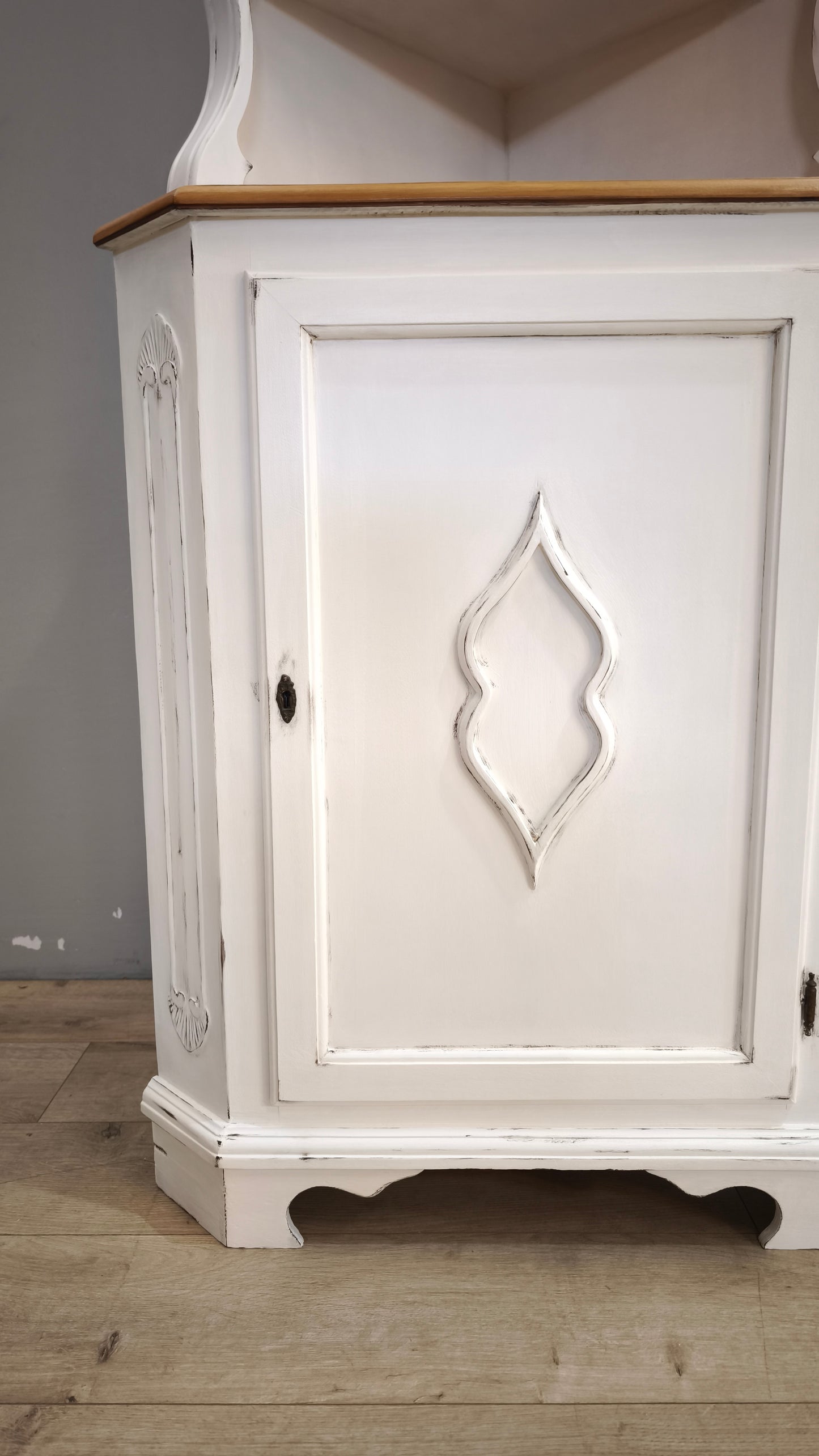 167 Angoliera in legno dipinta bianca