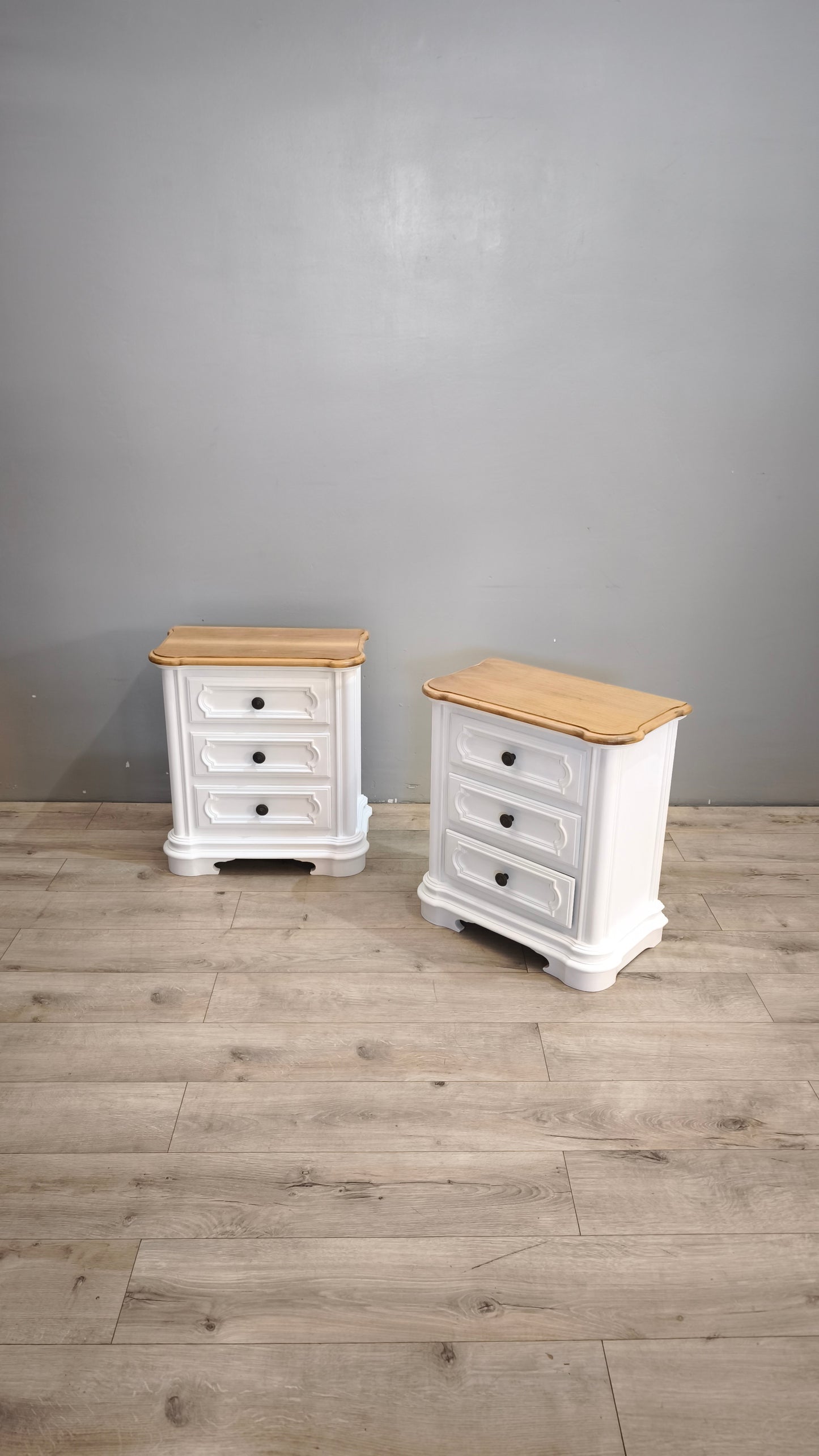 90 Coppia di comodini in legno dipinti bianchi