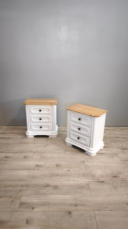 90 Coppia di comodini in legno dipinti bianchi