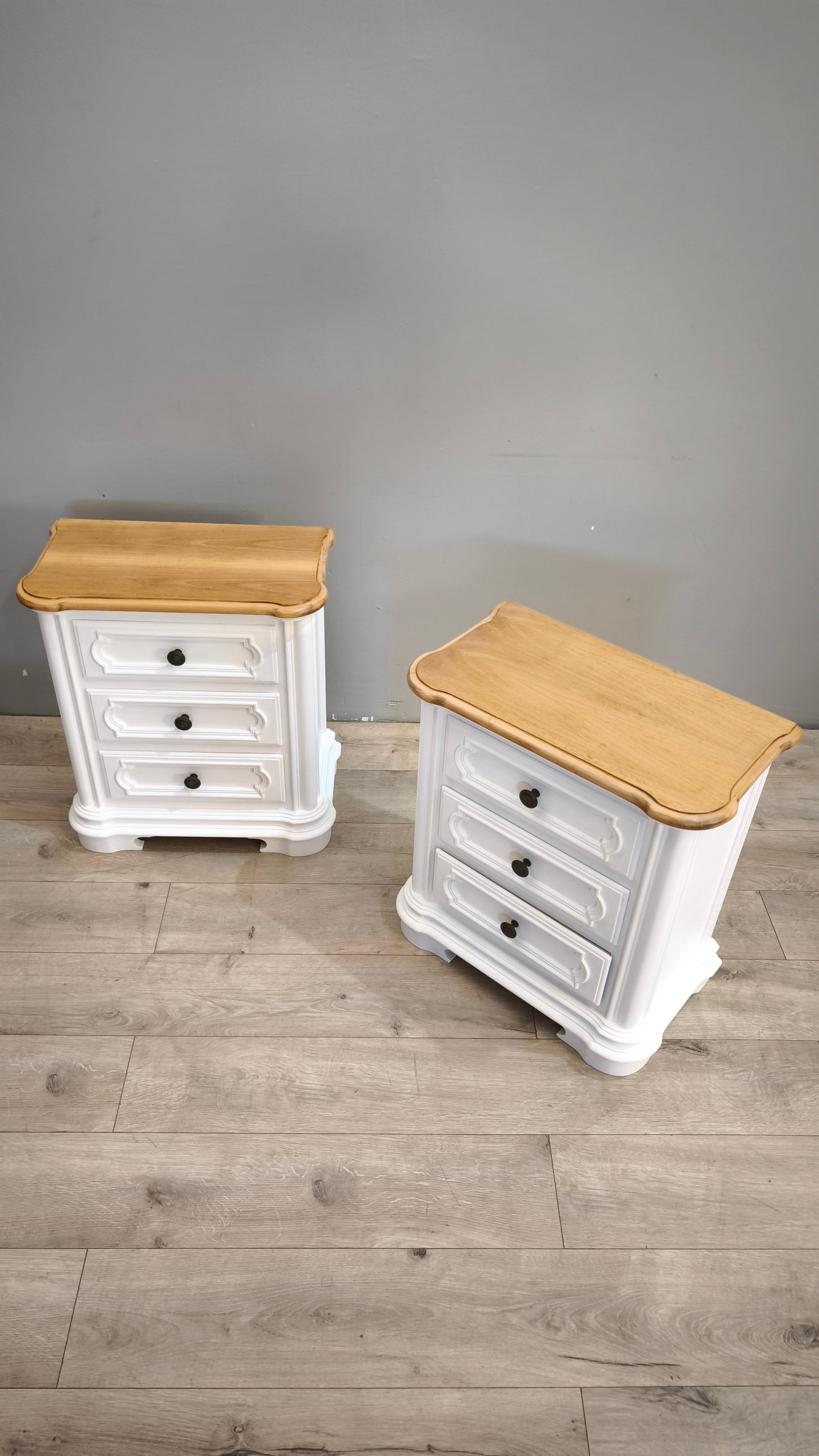 90 Coppia di comodini in legno dipinti bianchi