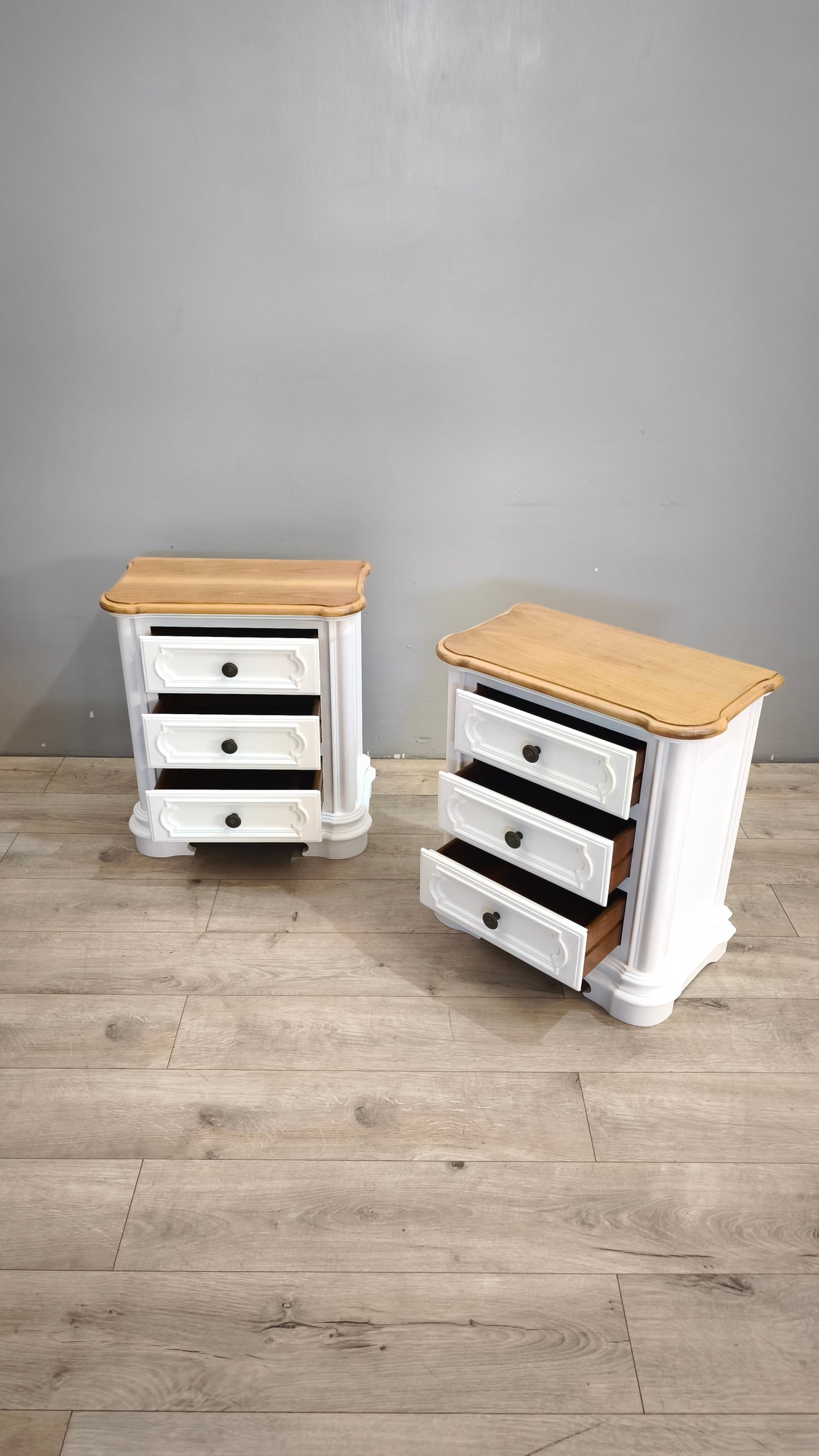 90 Coppia di comodini in legno dipinti bianchi