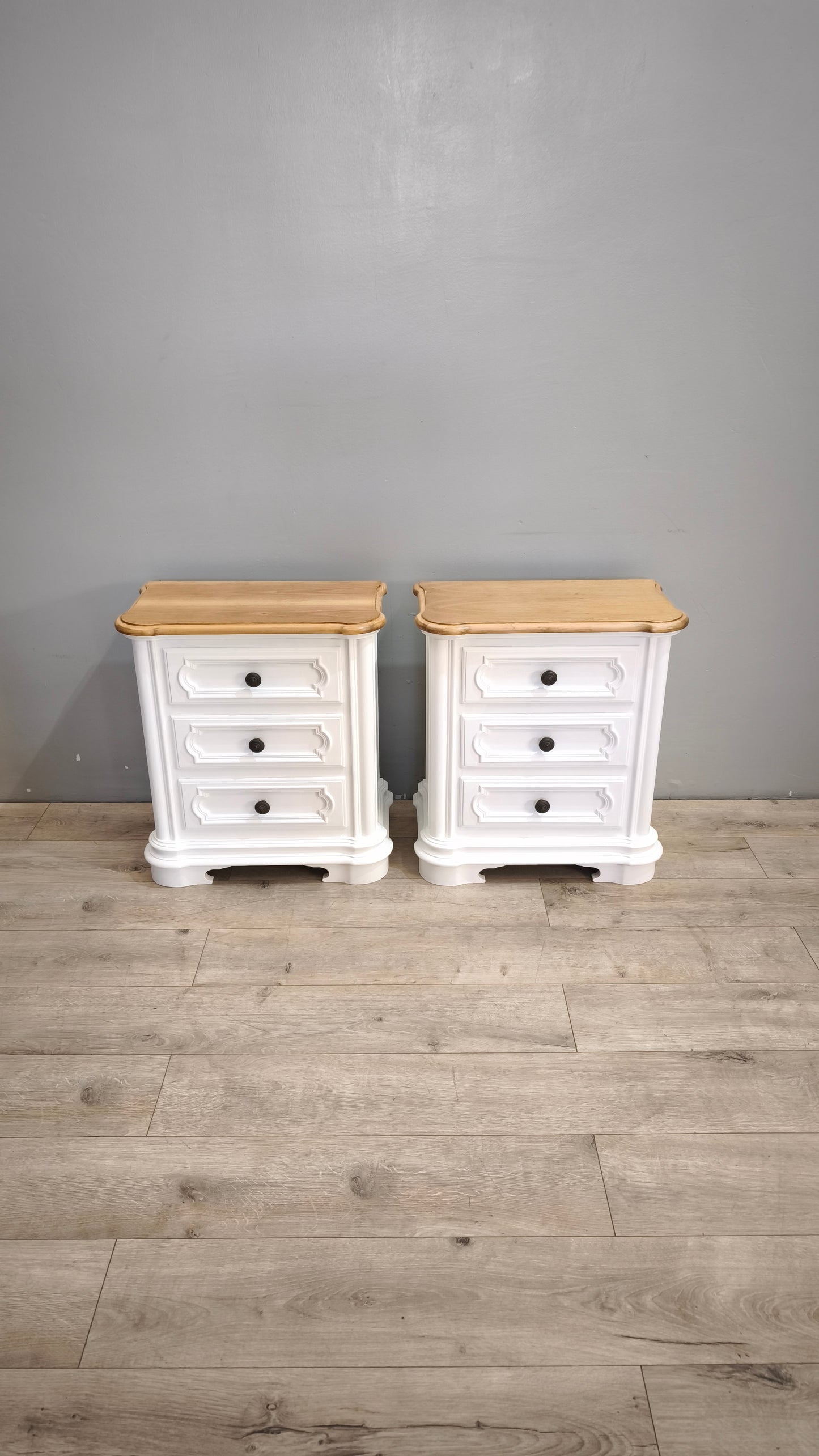 90 Coppia di comodini in legno dipinti bianchi