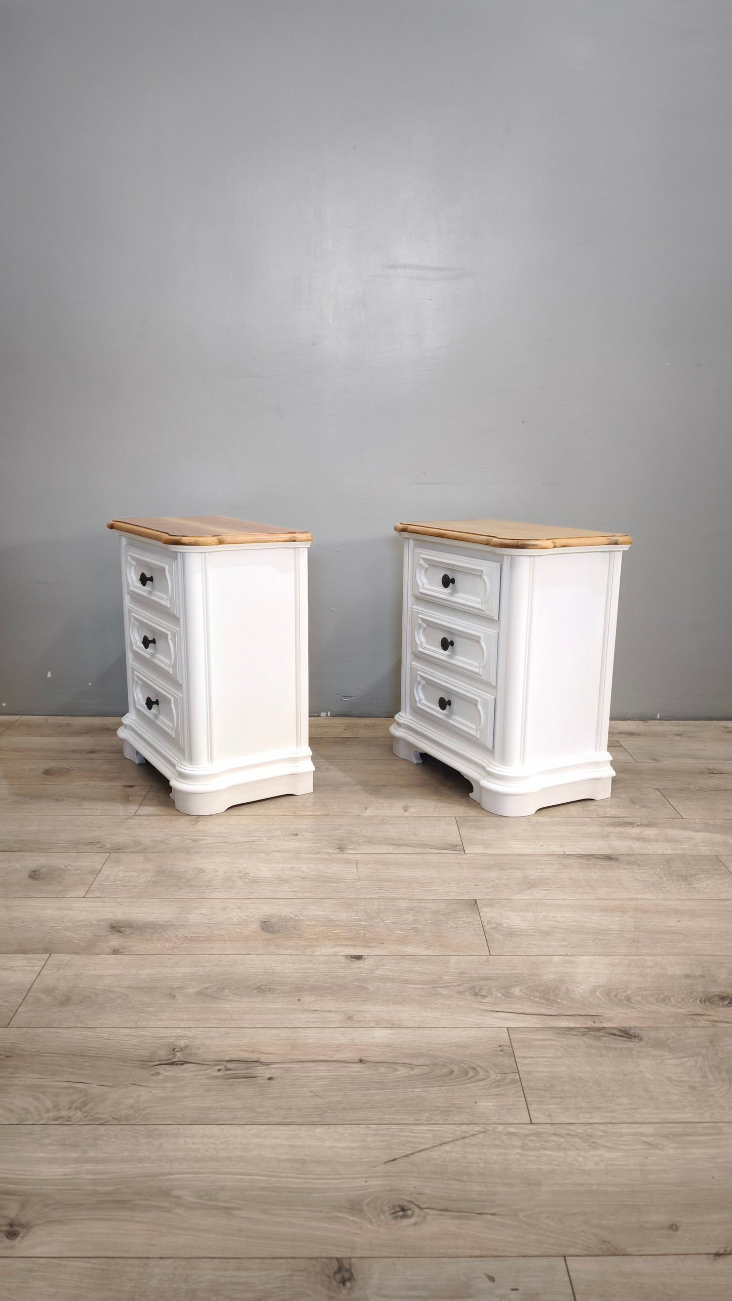 90 Coppia di comodini in legno dipinti bianchi