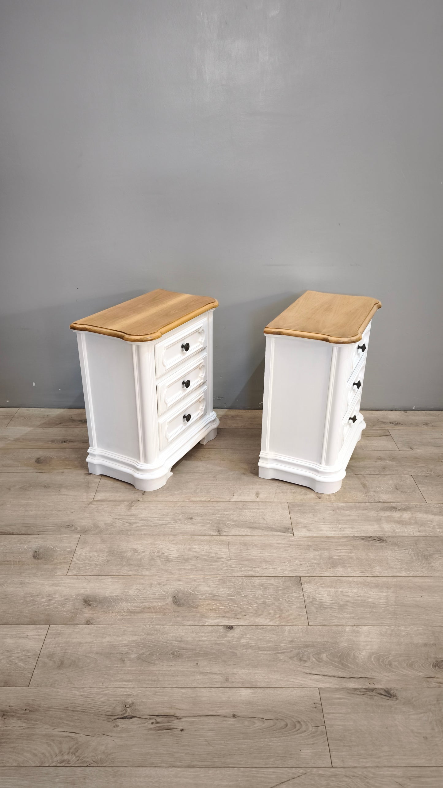 90 Coppia di comodini in legno dipinti bianchi