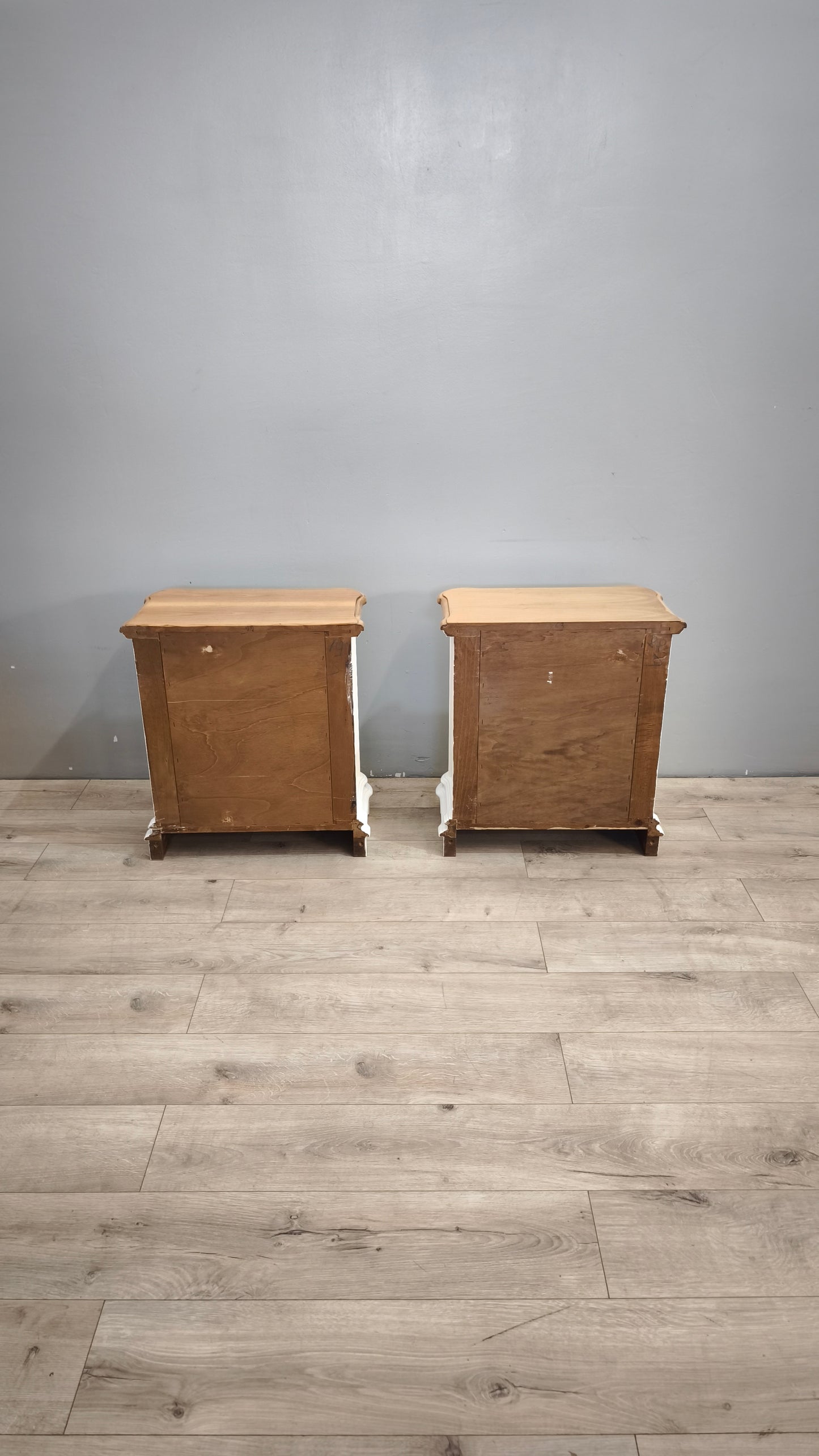 90 Coppia di comodini in legno dipinti bianchi