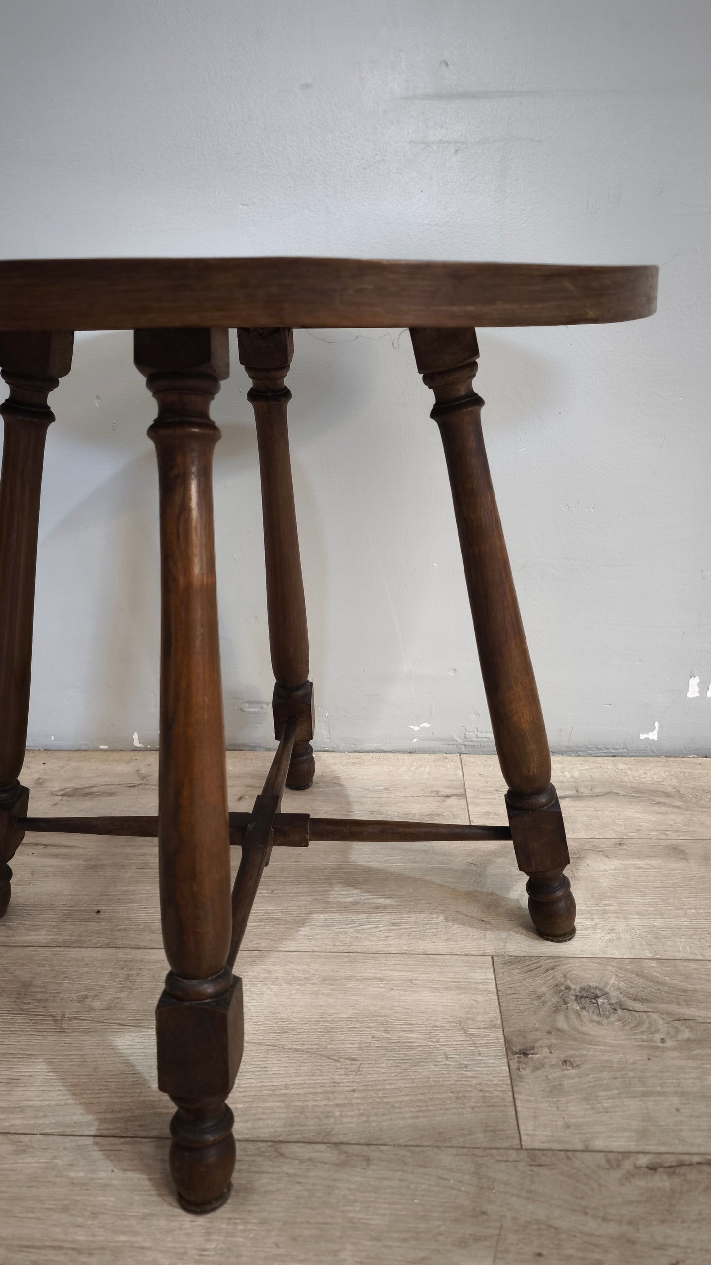95 Tavolino da salotto in legno con piano rotondo