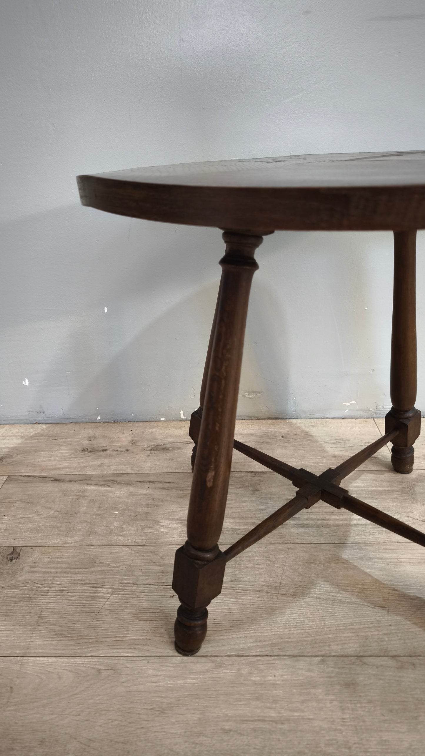 95 Tavolino da salotto in legno con piano rotondo