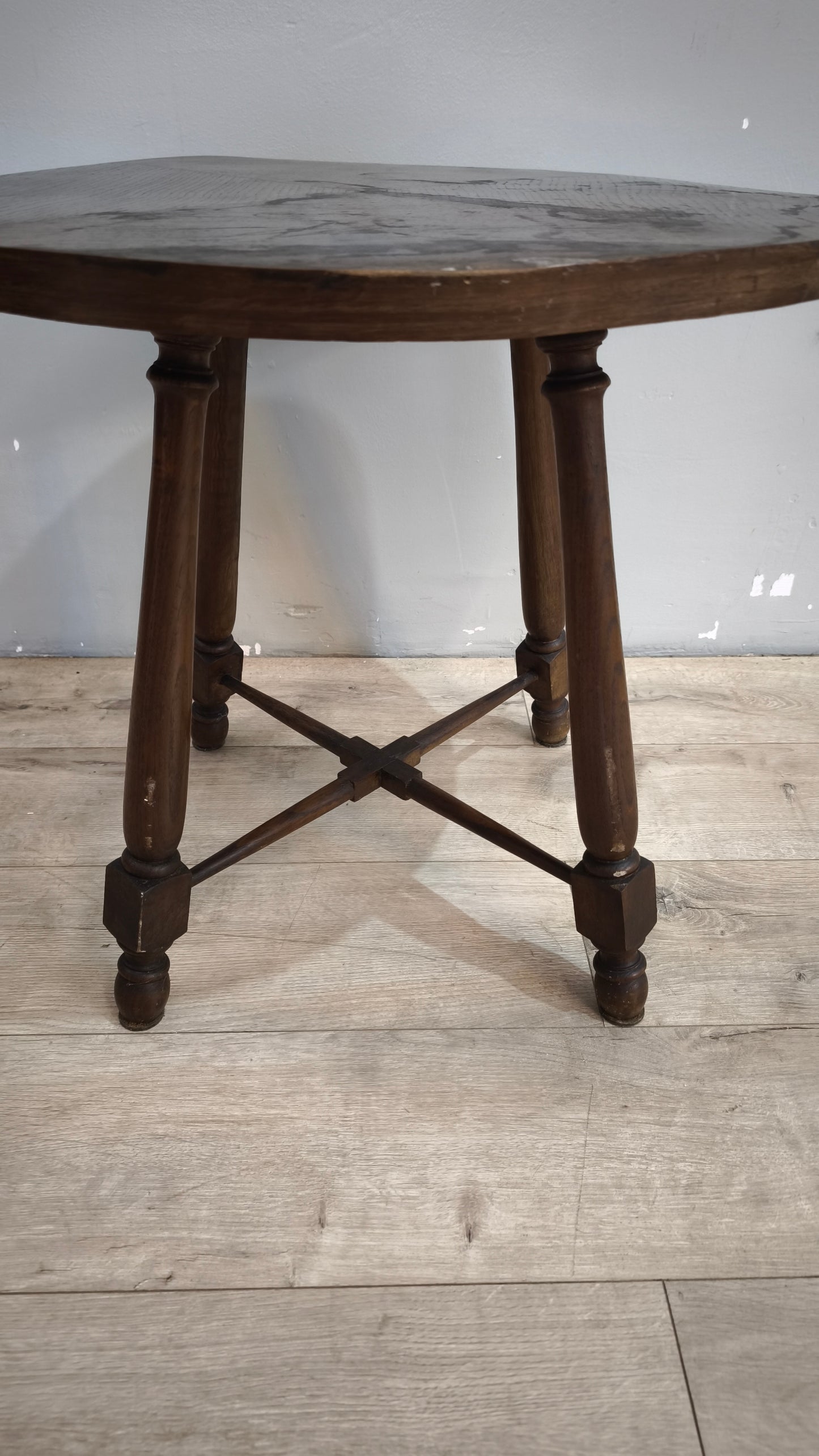 95 Tavolino da salotto in legno con piano rotondo
