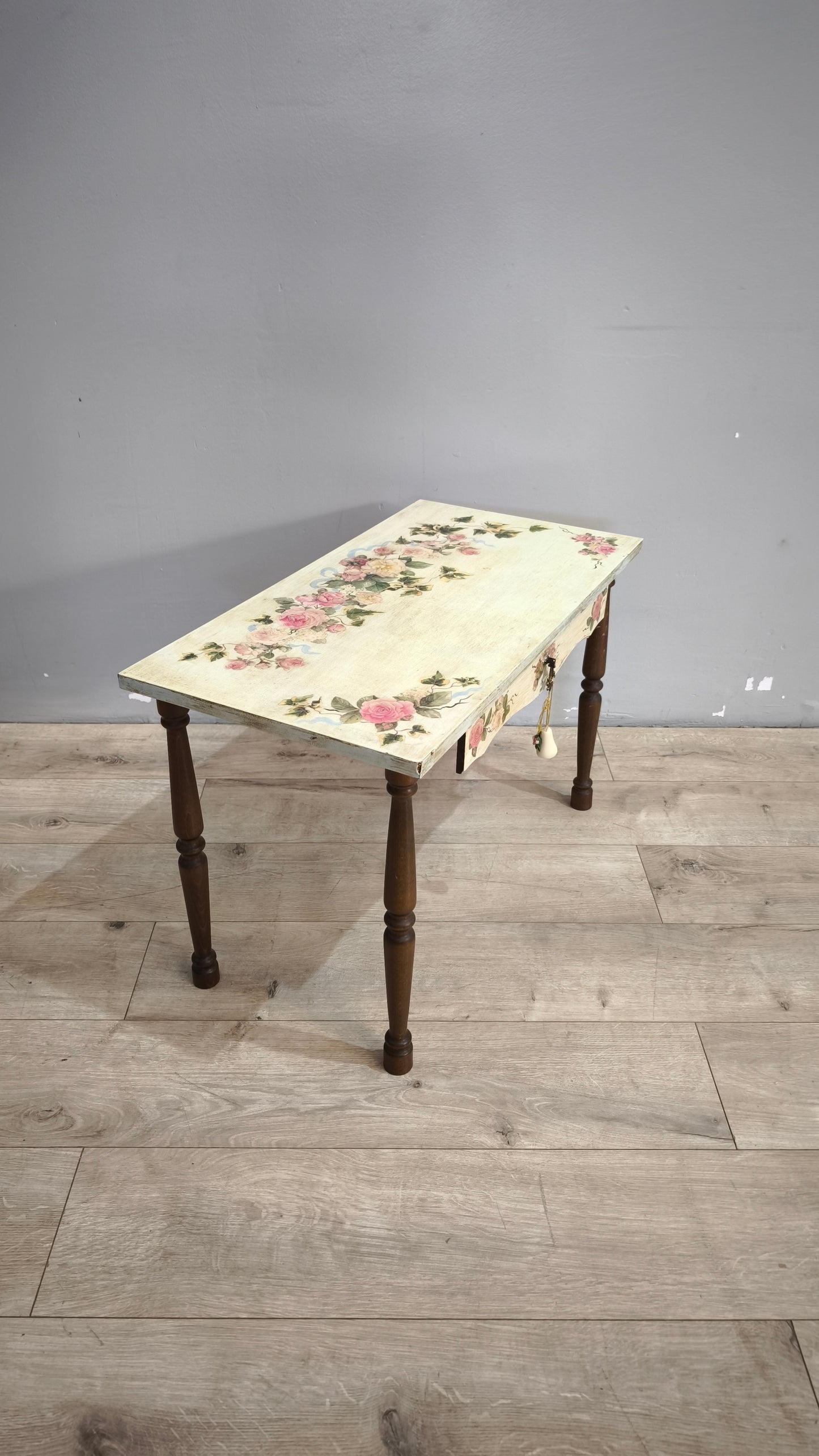 90593 Tavolino da salotto con decorazione decoupage