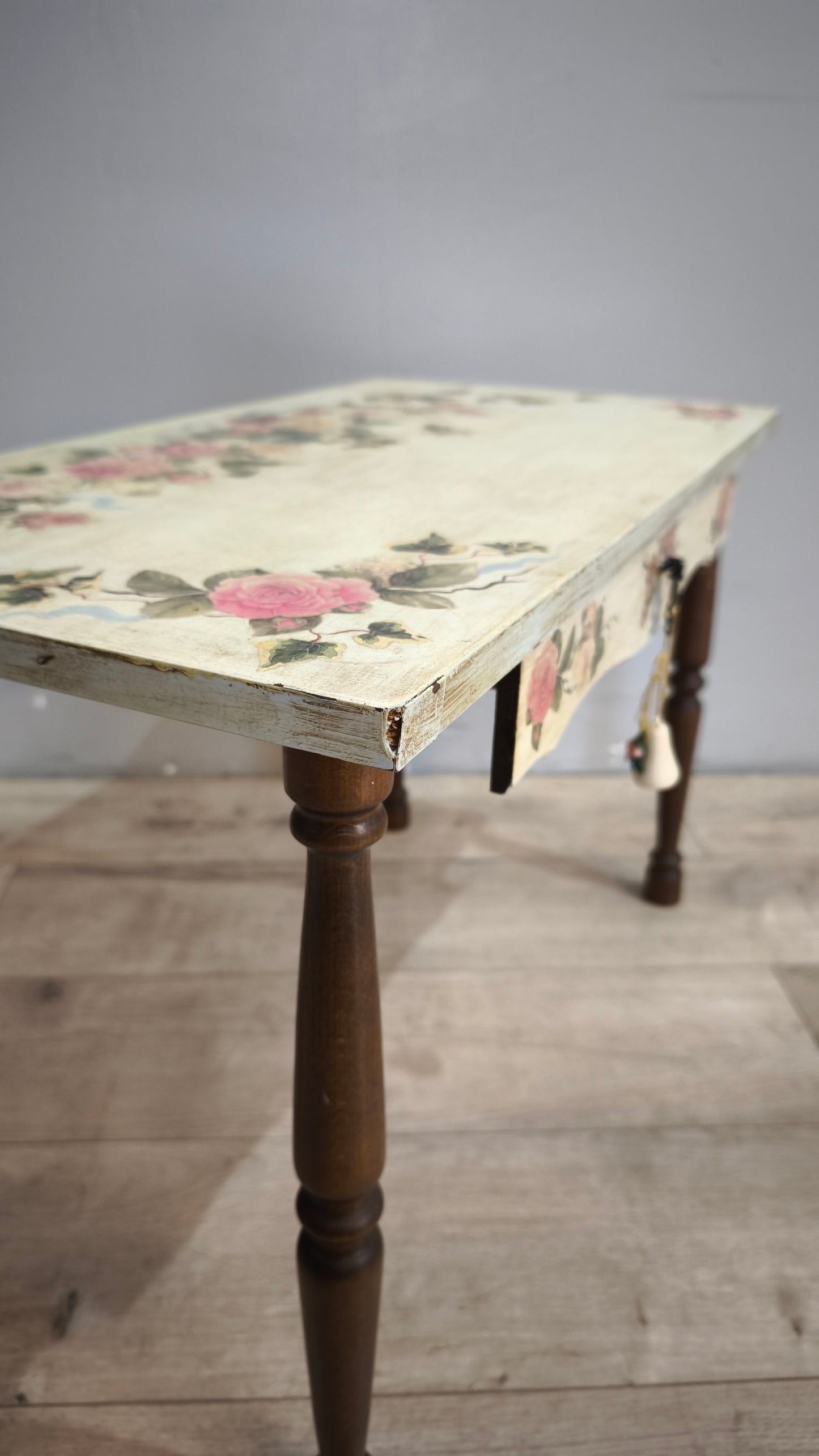 90593 Tavolino da salotto con decorazione decoupage