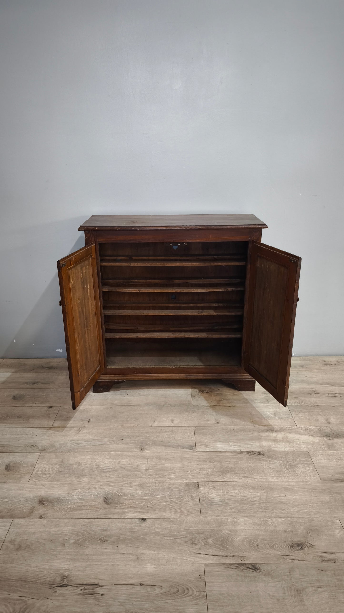 90609 Scarpiera in legno con ante dipinte